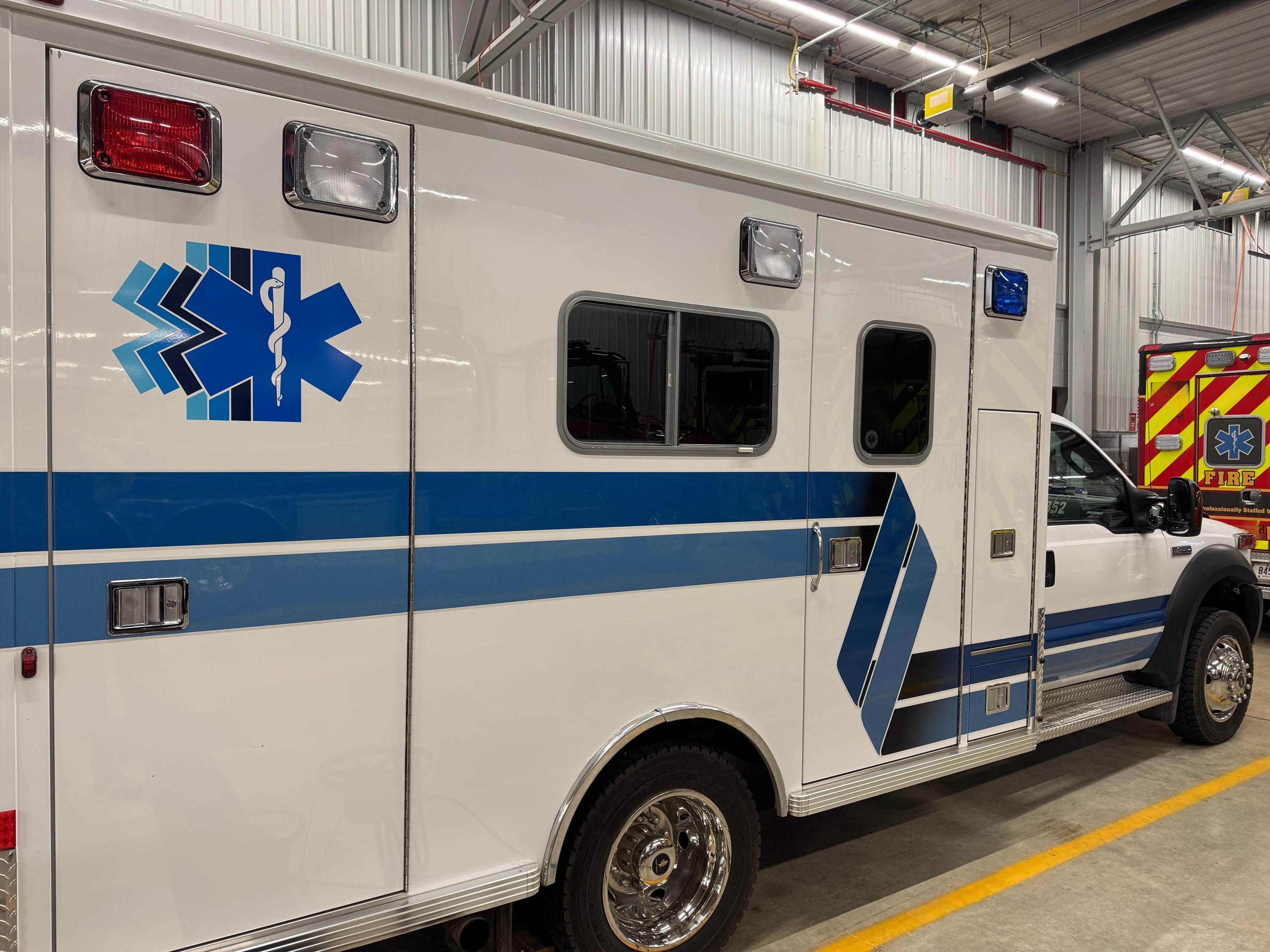 2007 LifeLine Ford 4x4 Type I Ambulance - image 4