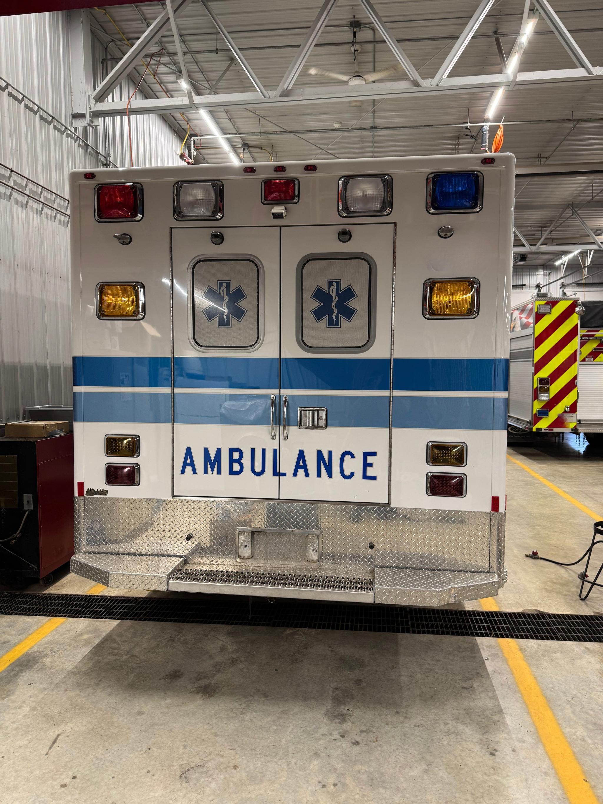 2007 LifeLine Ford 4x4 Type I Ambulance - image 5