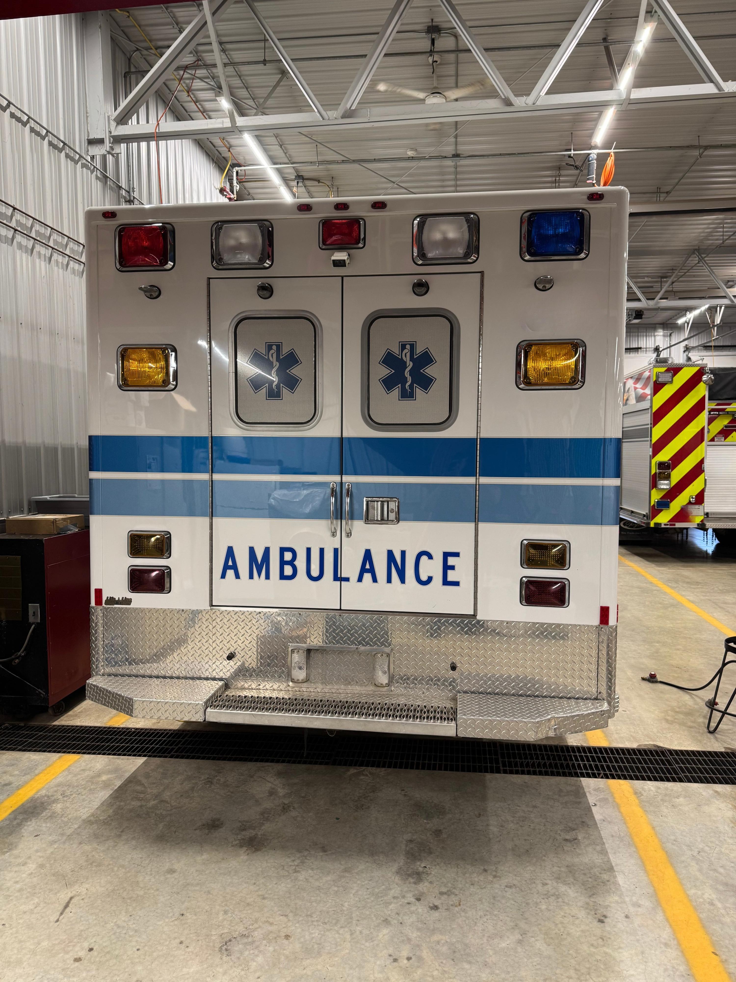 2007 LifeLine Ford 4x4 Type I Ambulance - image 5