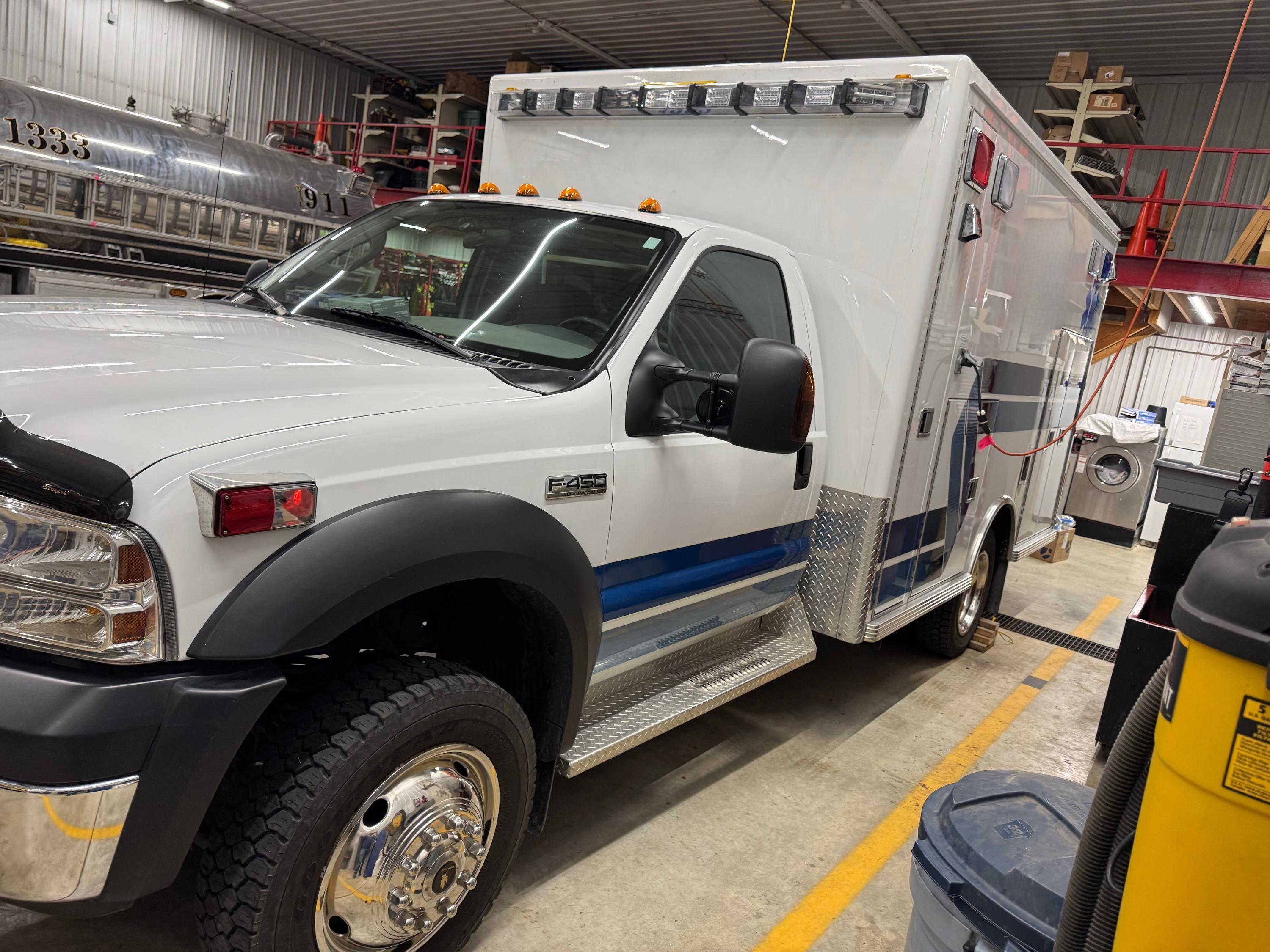 2007 LifeLine Ford 4x4 Type I Ambulance - image 2