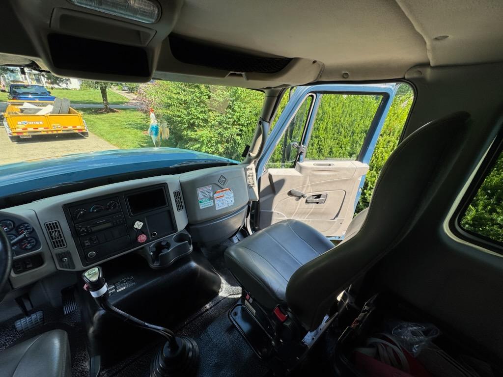 2008 International Workstar 7600 Sleeper Tractor - image 5