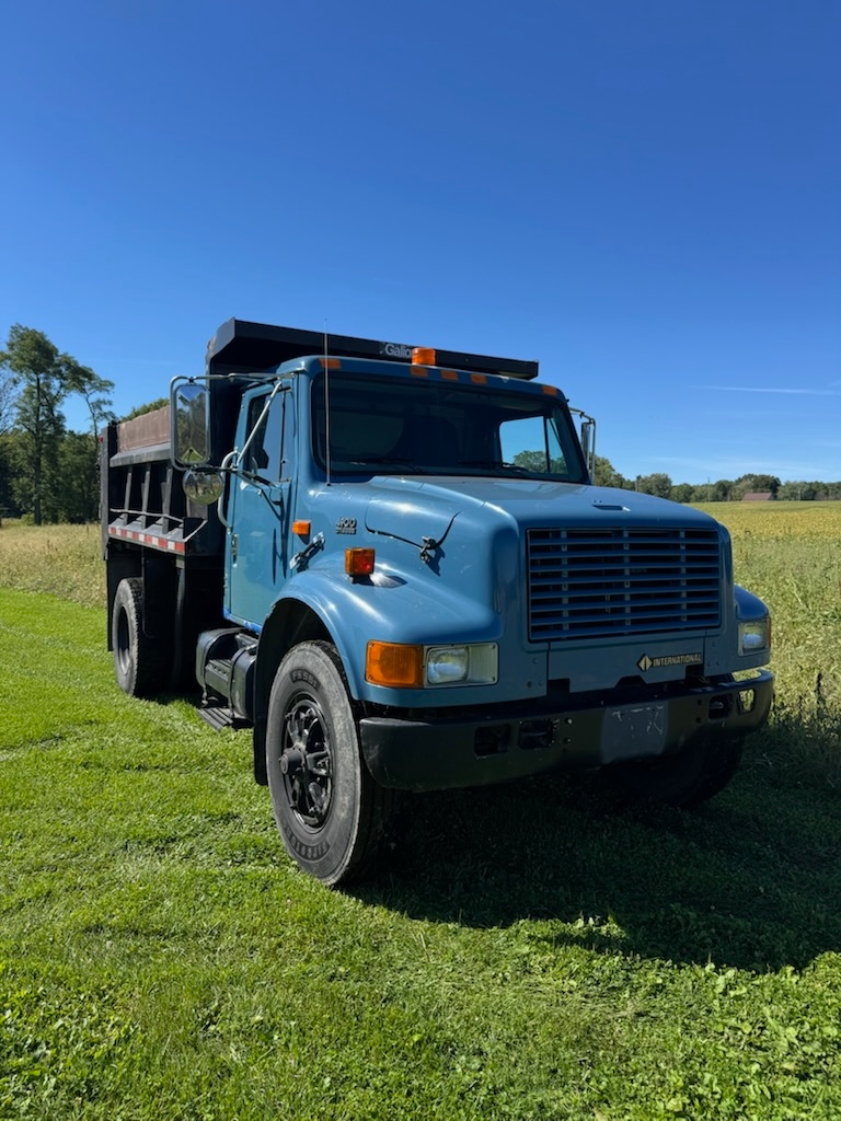 2000 International 4900 Dump Truck - image 1