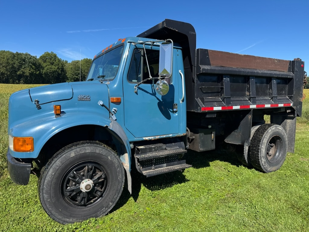 2000 International 4900 Dump Truck - image 3