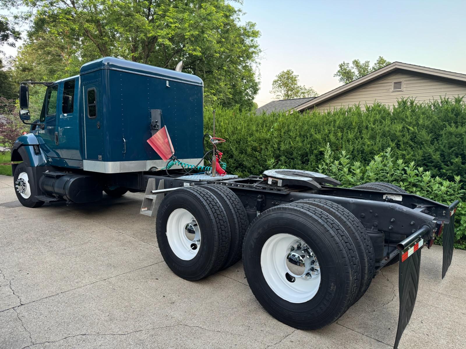 2008 International Workstar 7600 Sleeper Tractor - image 3