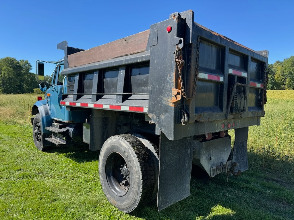 2000 International 4900 Dump Truck - image 6