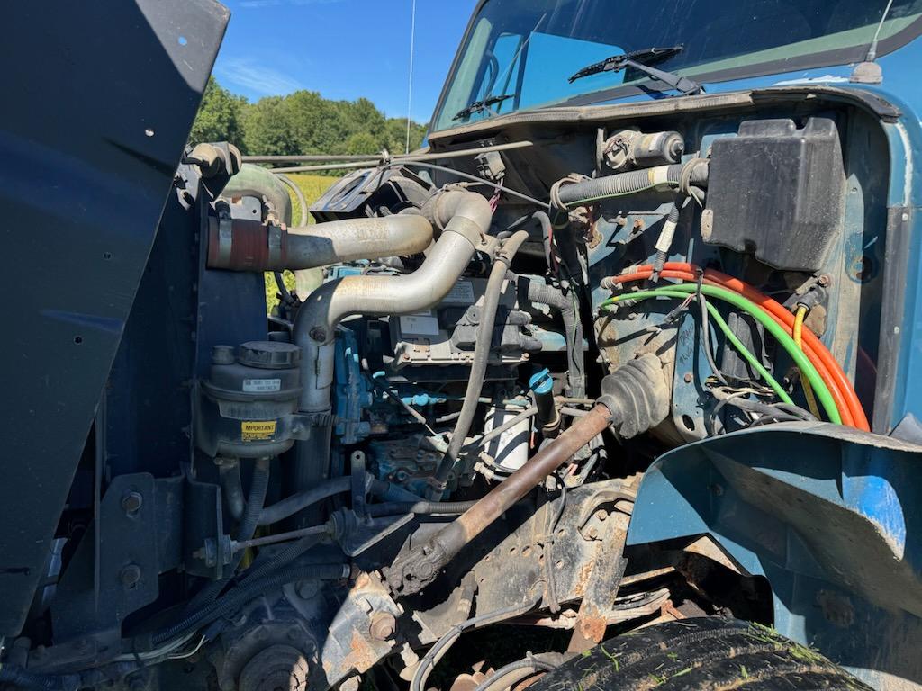 2000 International 4900 Dump Truck - image 10