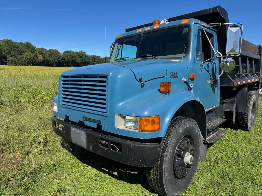2000 International 4900 Dump Truck - image 2