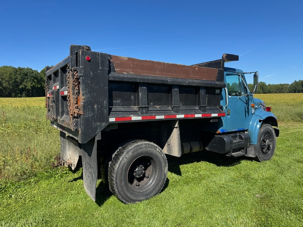 2000 International 4900 Dump Truck - image 4