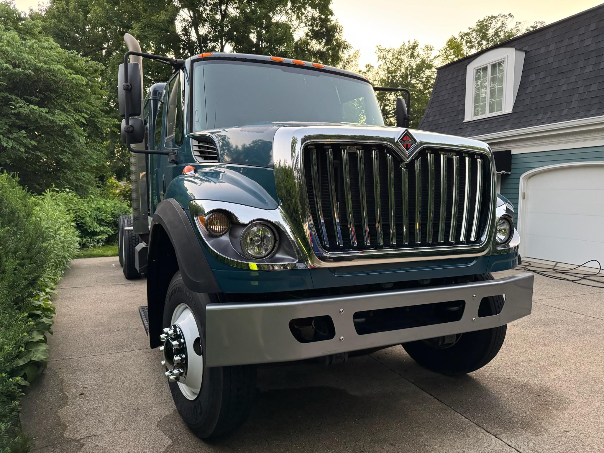 2008 International Workstar 7600 Sleeper Tractor - image 2