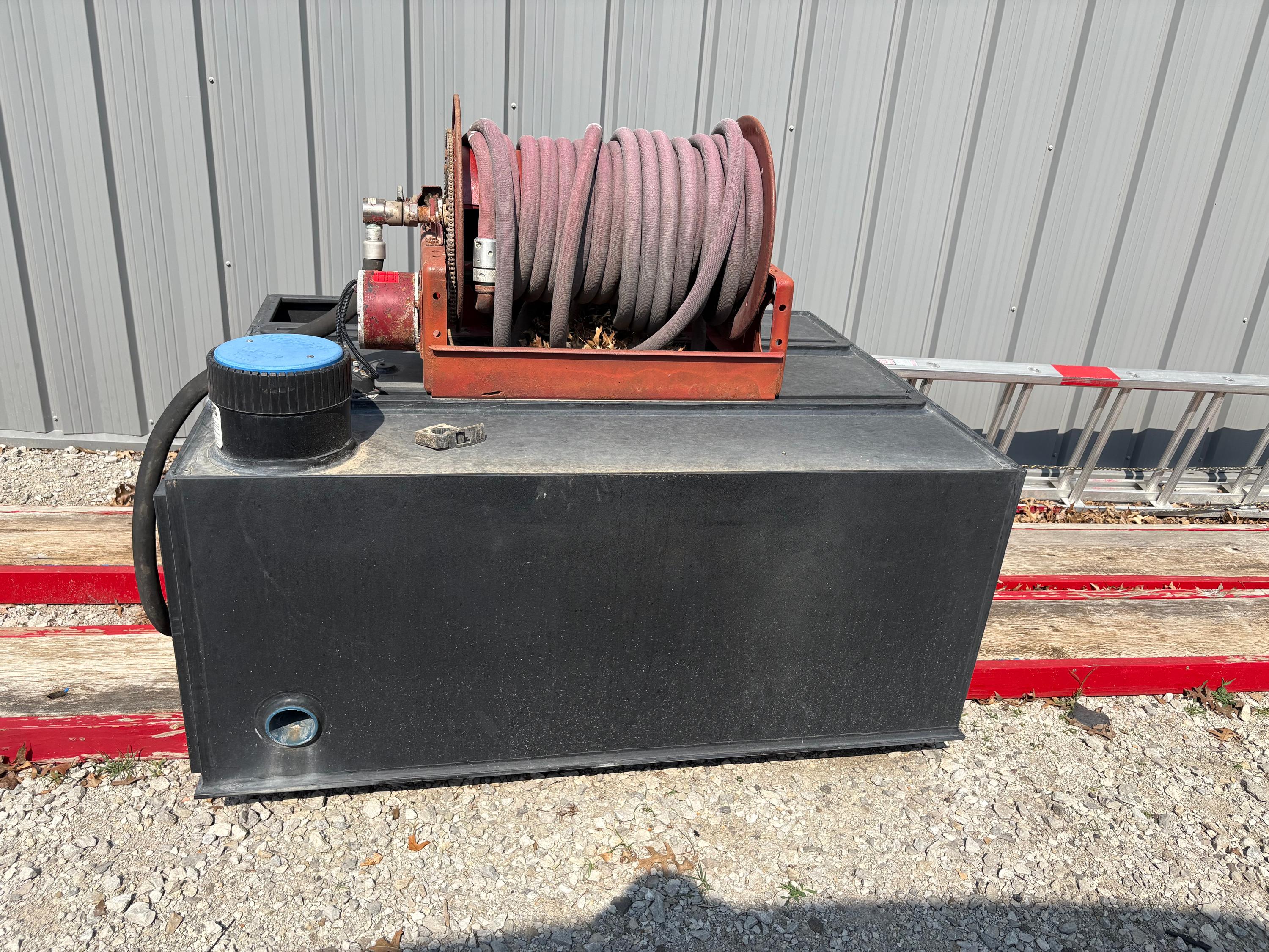 250 gallon Poly-tank w/ Reel - image 4