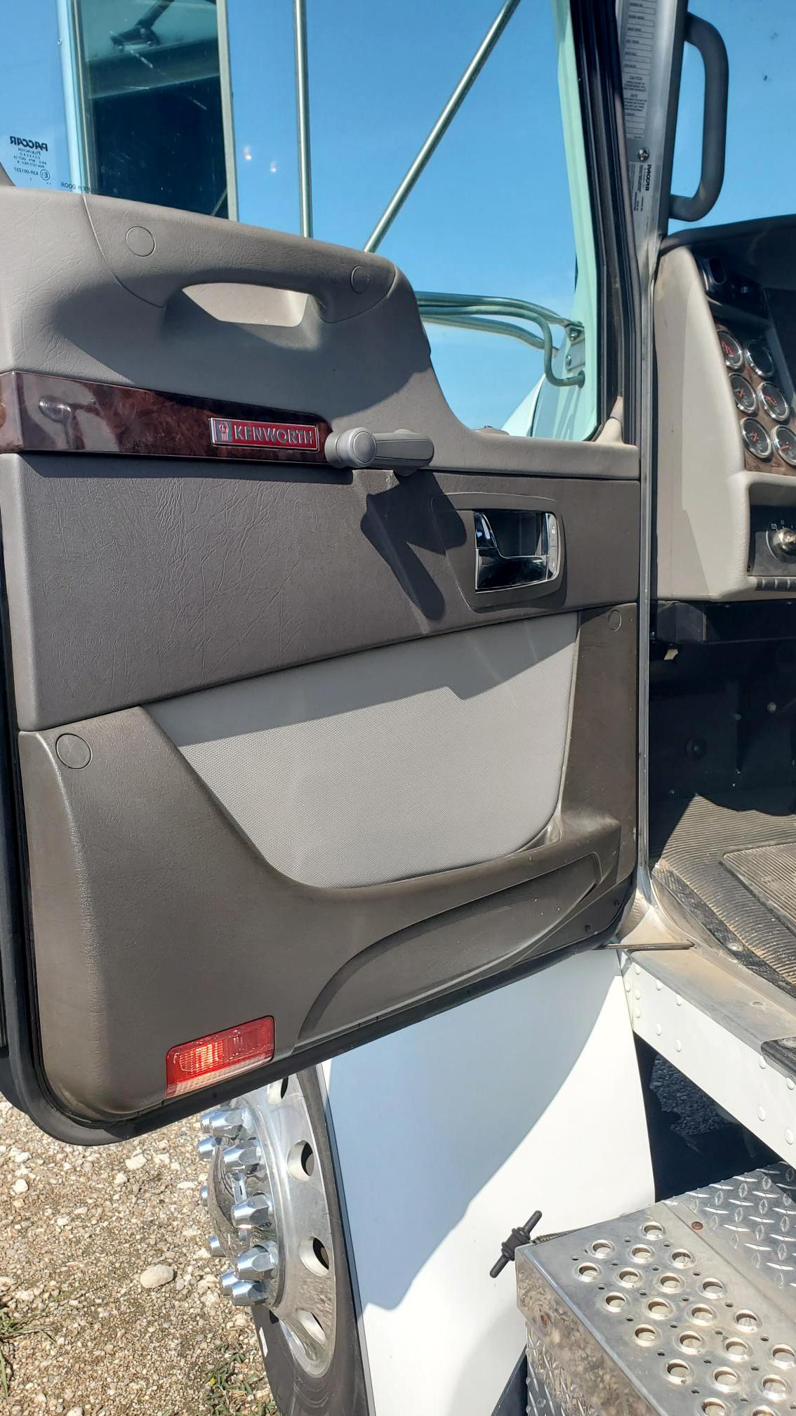 2012 Kenworth Command Center - image 12