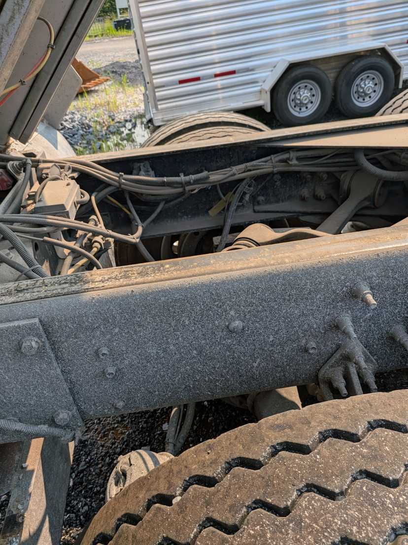 2025 International HX Dump Truck — photo 4
