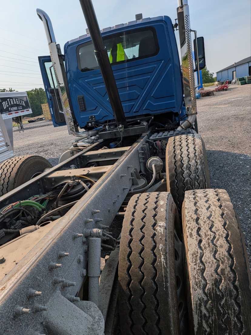 2025 International HX Dump Truck — photo 3