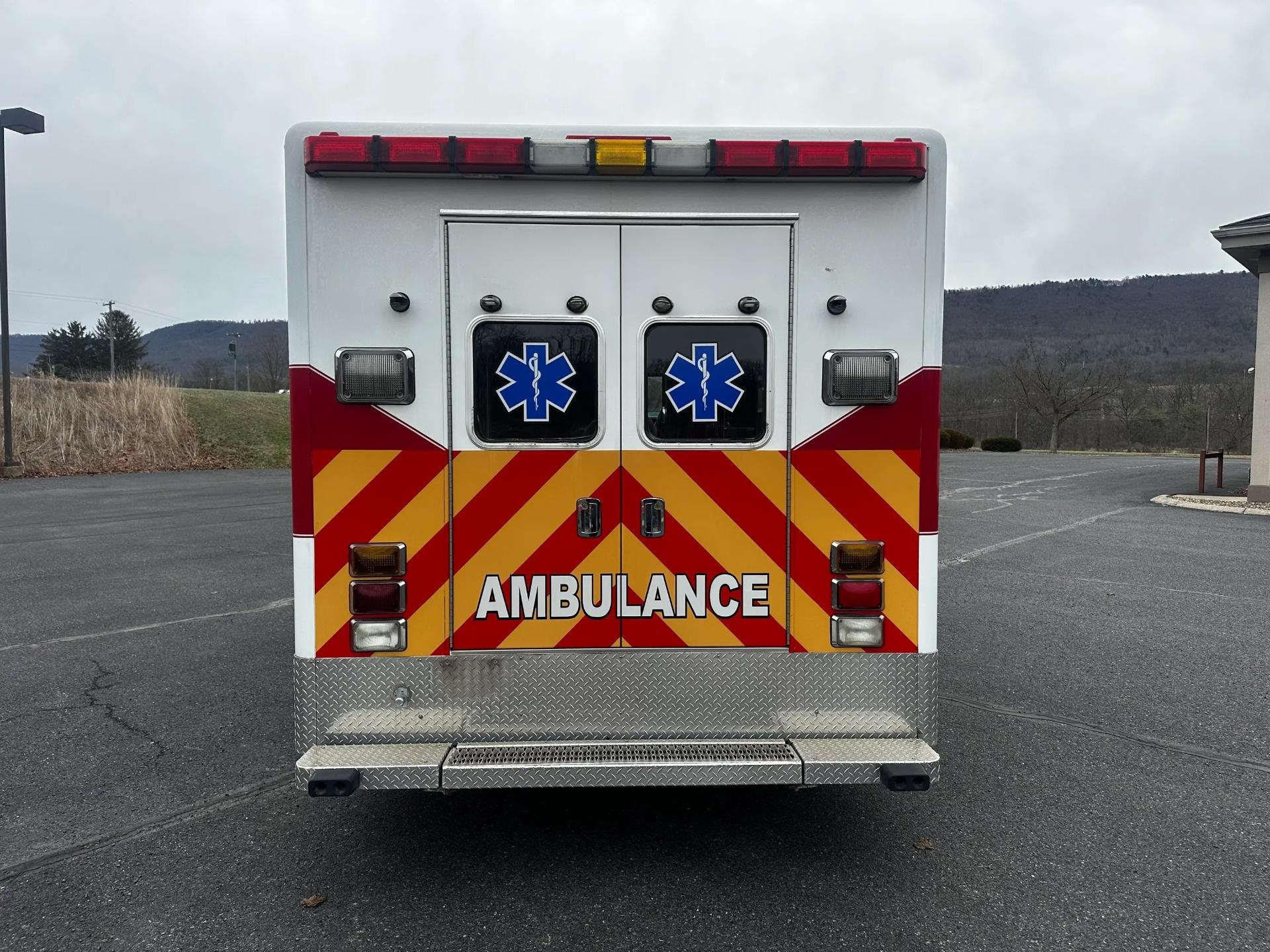 2005 Horton Chevrolet Type I Ambulance - image 5