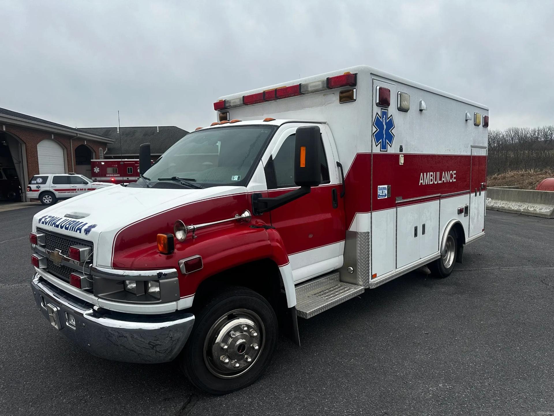 2005 Horton Chevrolet Type I Ambulance - image 1