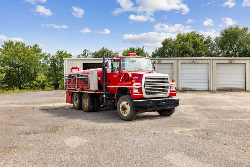 1997 Ford L8000 Pumper Tanker — photo 3