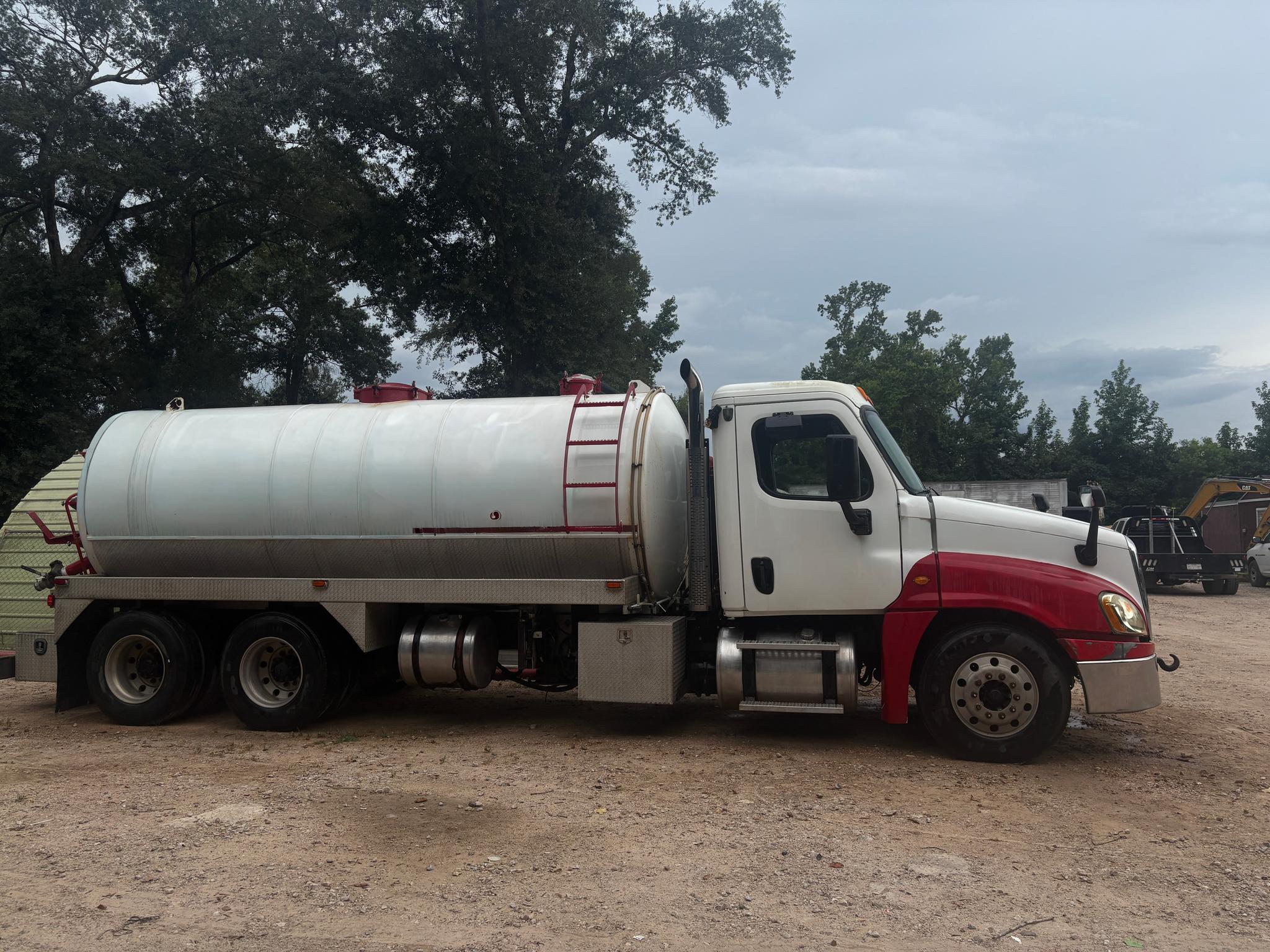 2009 Freightliner Cascadia Septic - image 2