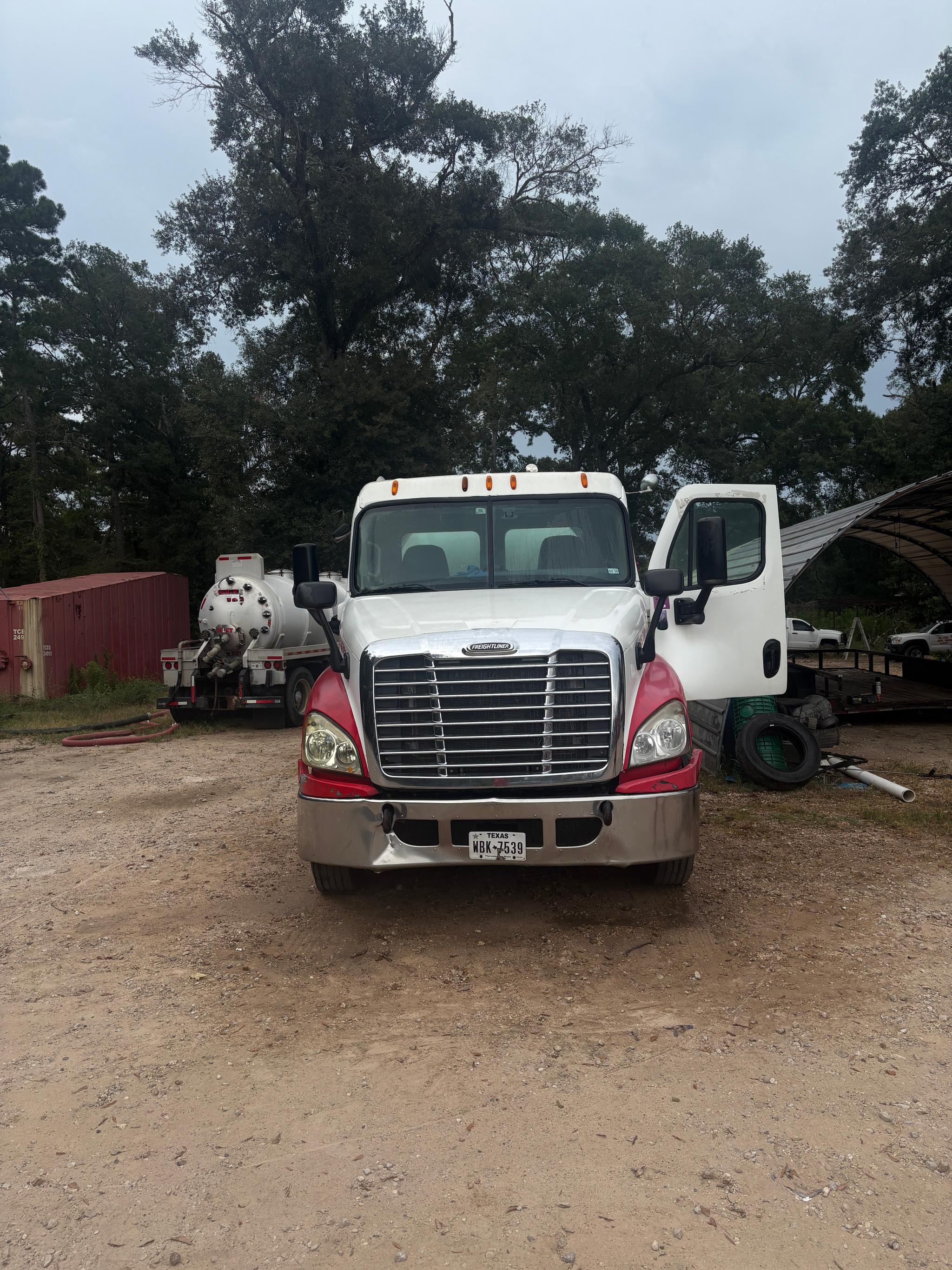 2009 Freightliner Cascadia Septic - image 3