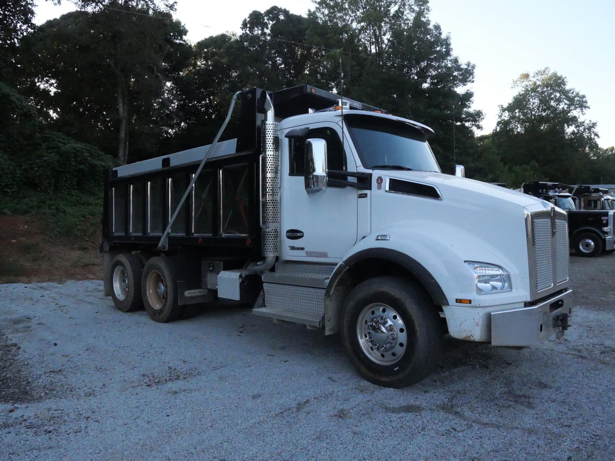 2026 Kenworth T880 Dump Truck (G127) - image 2