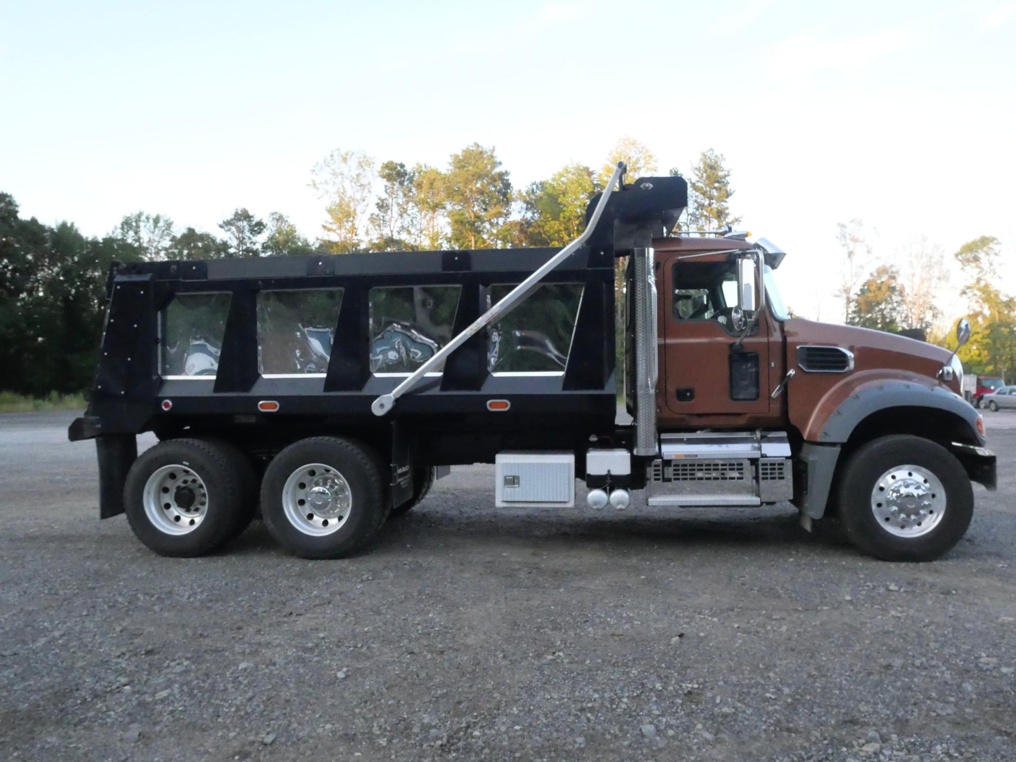 2026 Mack 64FR Dump Truck (G128) - image 4
