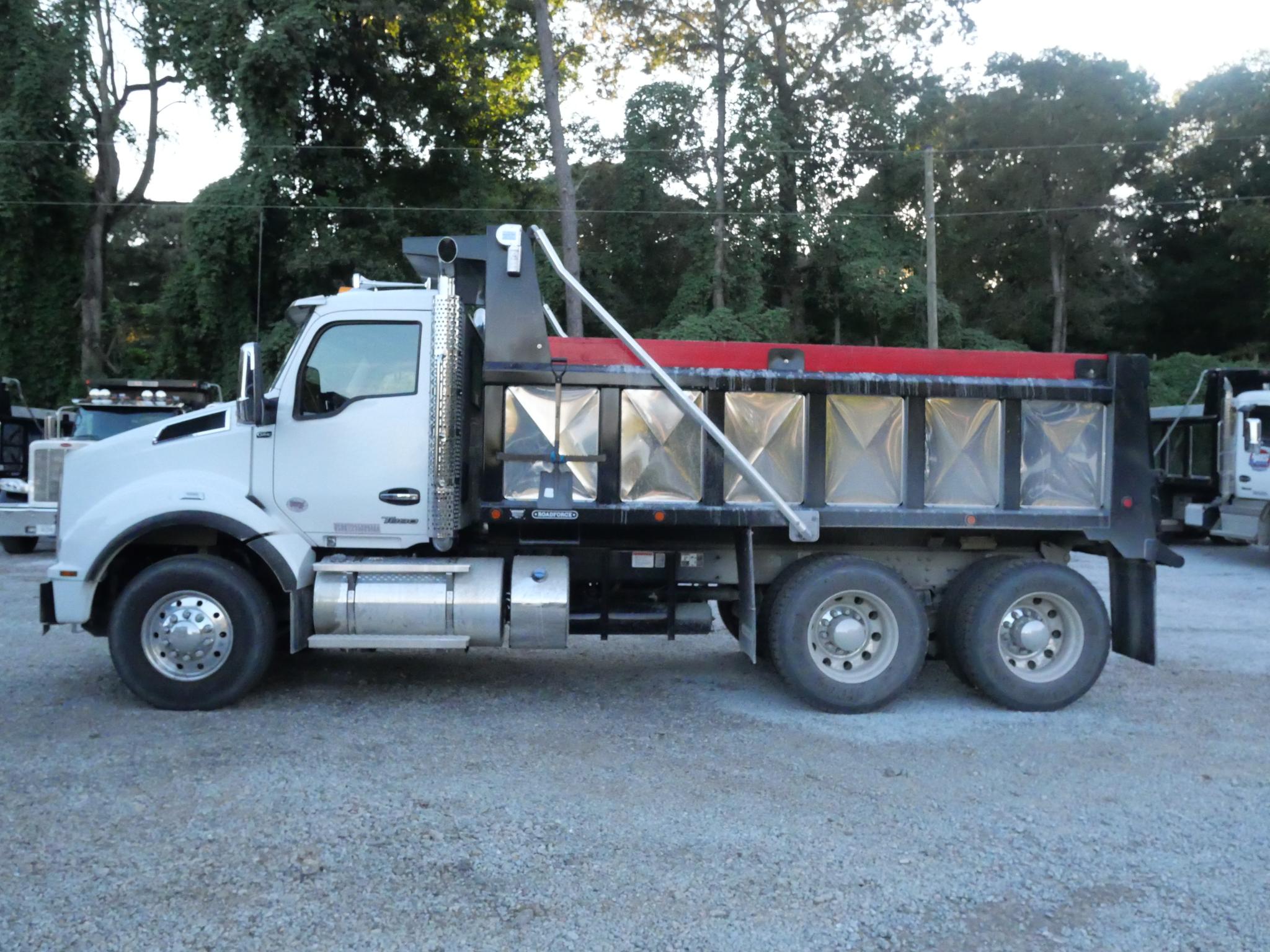2026 Kenworth T880 Dump Truck (G83) - image 5
