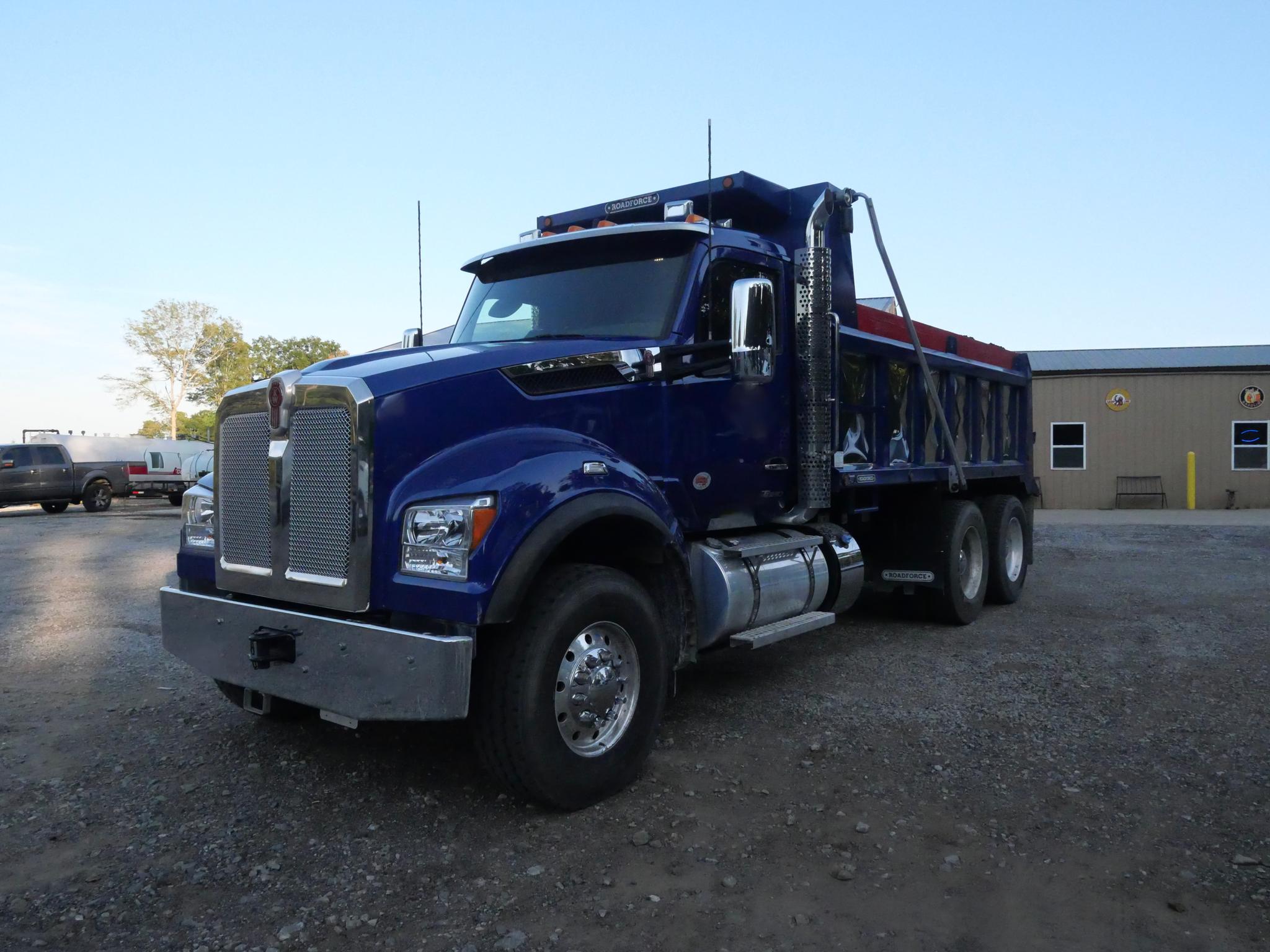 2026 Kenworth T880 Dump Truck (G99) - image 2