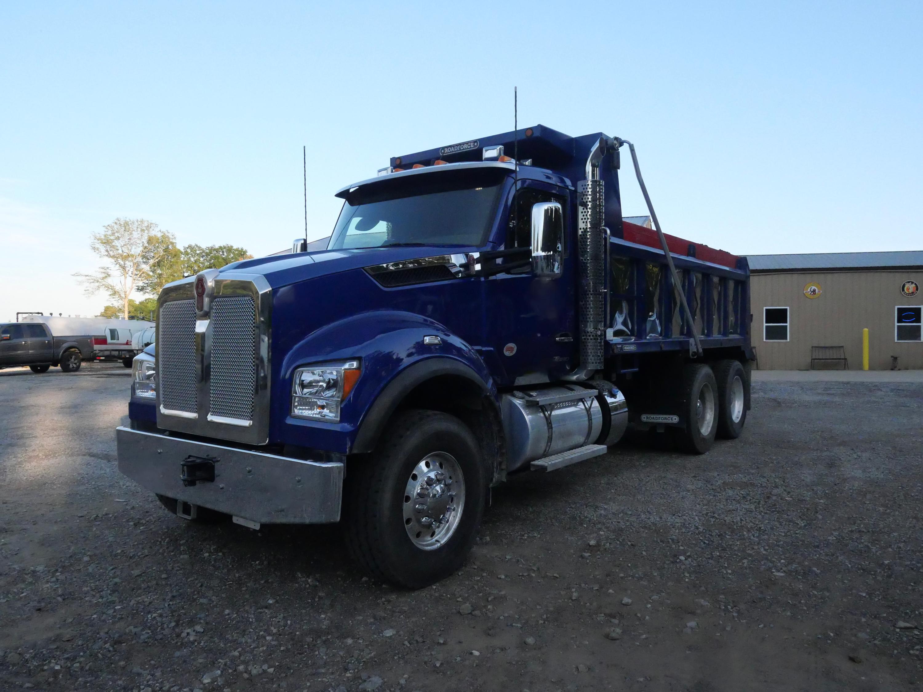 2026 Kenworth T880 Dump Truck (G99) - image 2