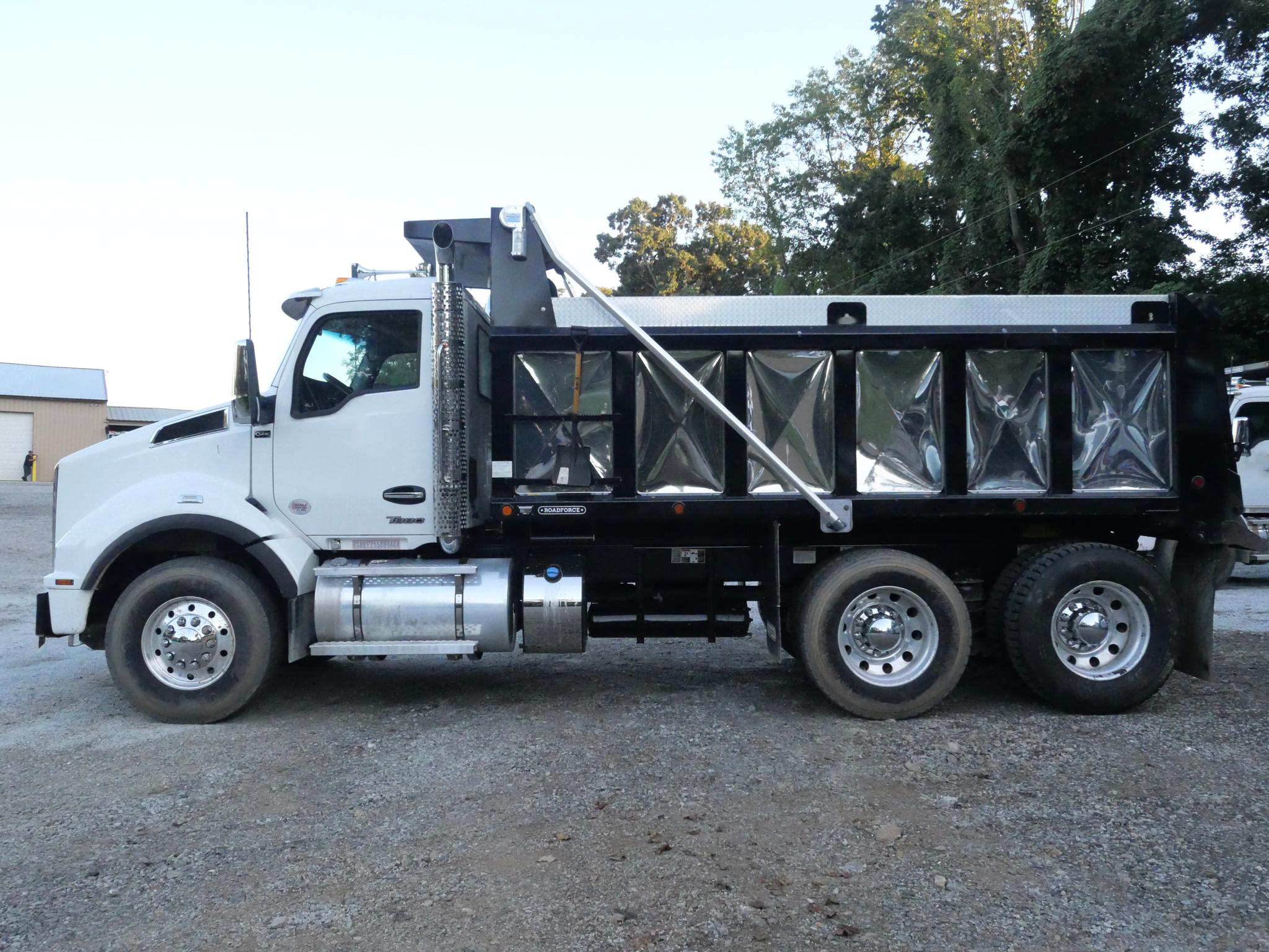 2026 Kenworth T880 Dump Truck (G126) - image 5