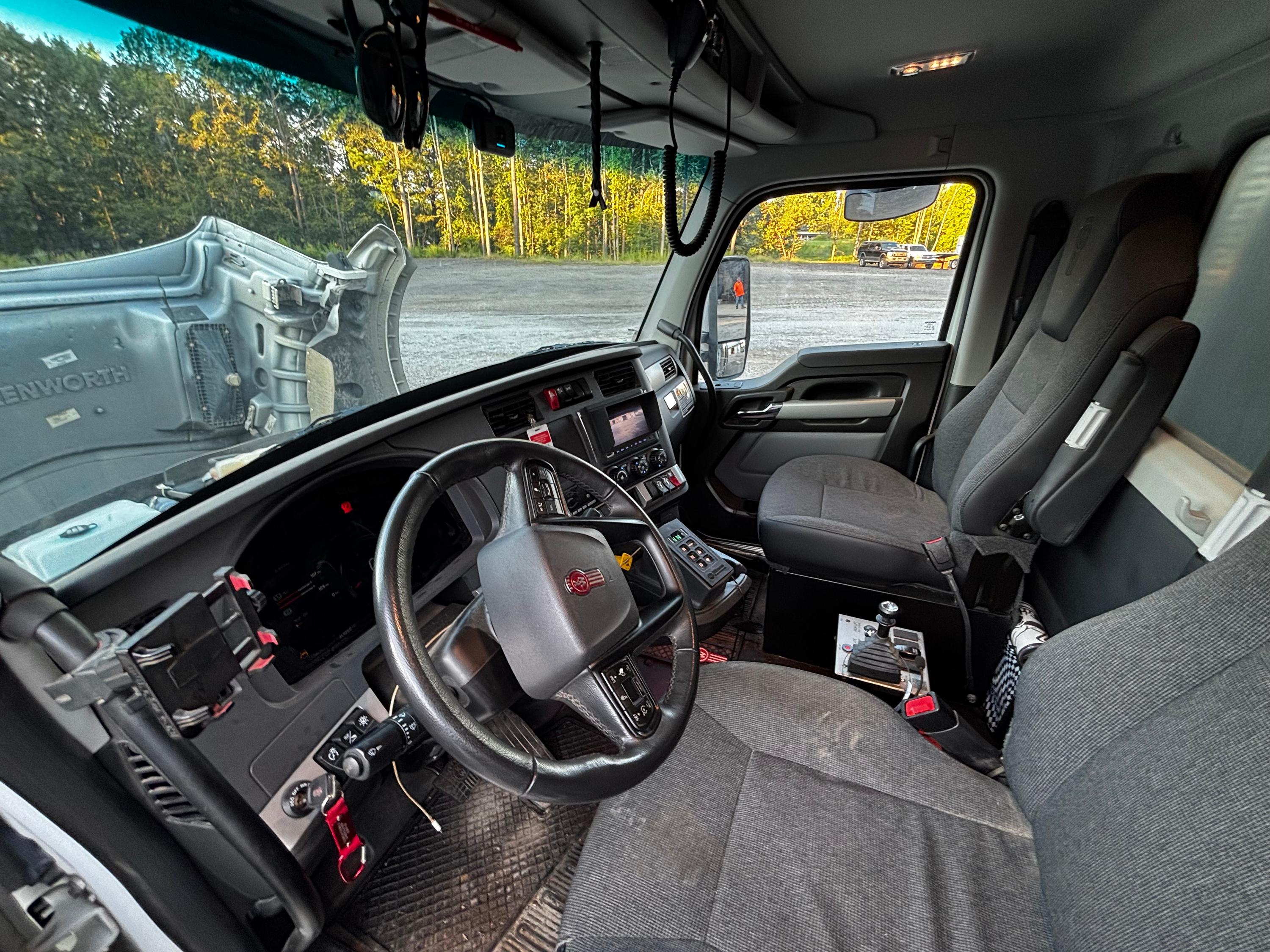 2026 Kenworth T880 Dump Truck (G107) - image 16