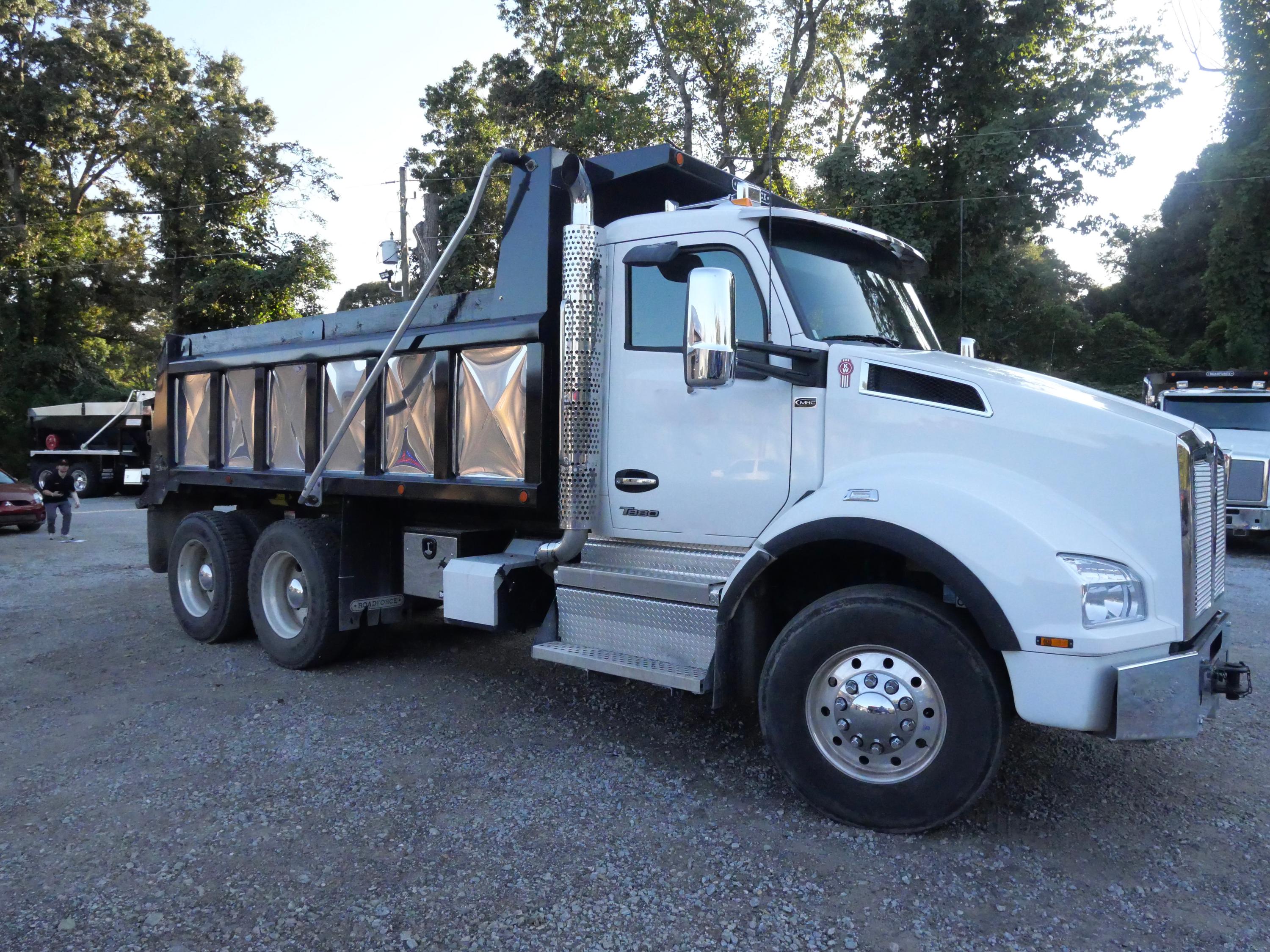 2026 Kenworth T880 Dump Truck (G82) - image 1