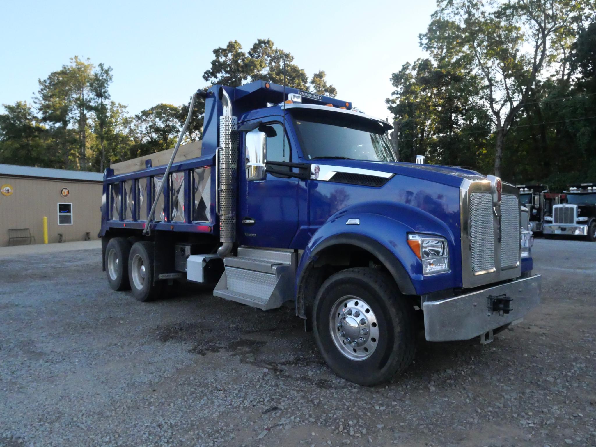 2026 Kenworth T880 Dump Truck (G99) - image 1