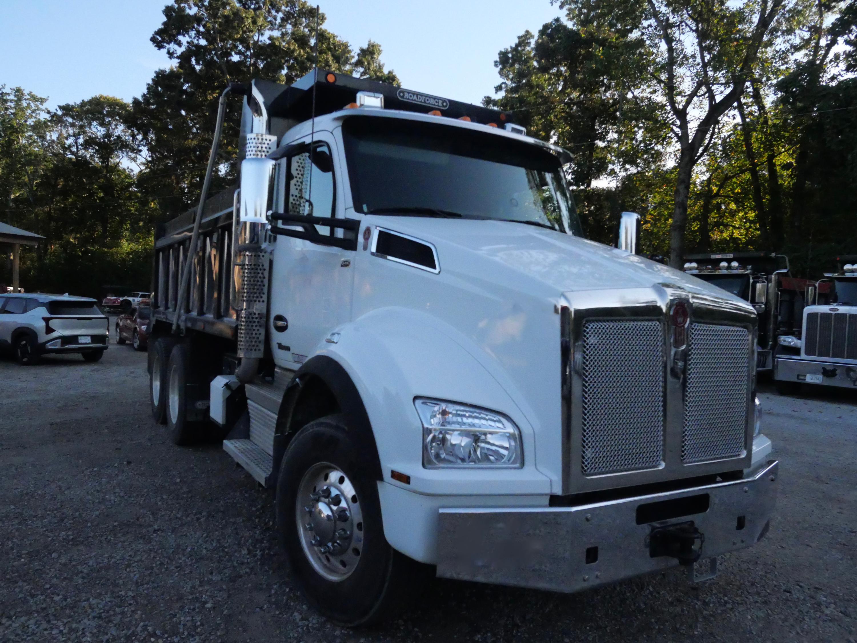 2026 Kenworth T880 Dump Truck (G82) - image 4