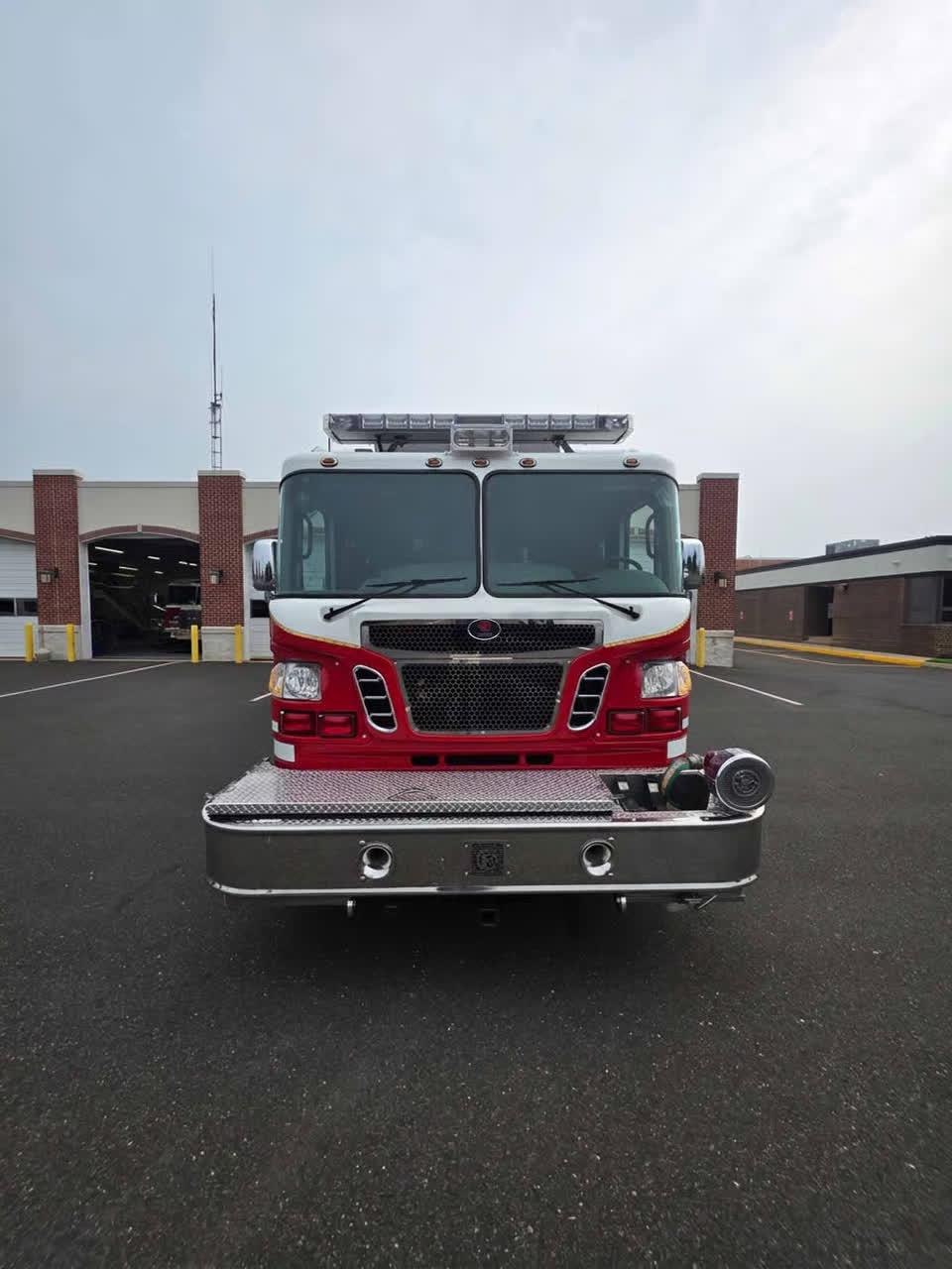 2010 Rosenbauer Spartan Rescue Pumper - image 2