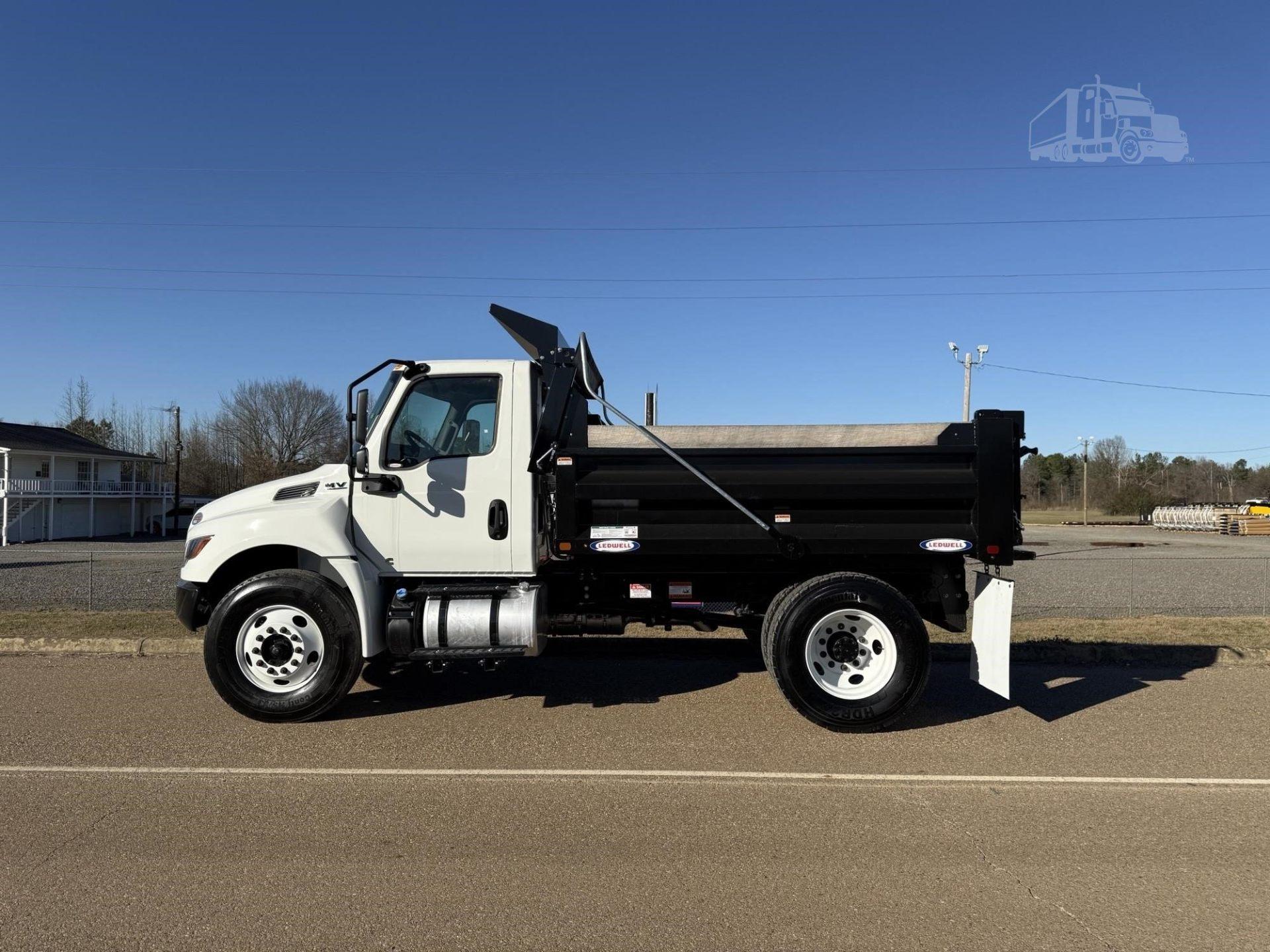 2025 International MV Dump Truck - image 2