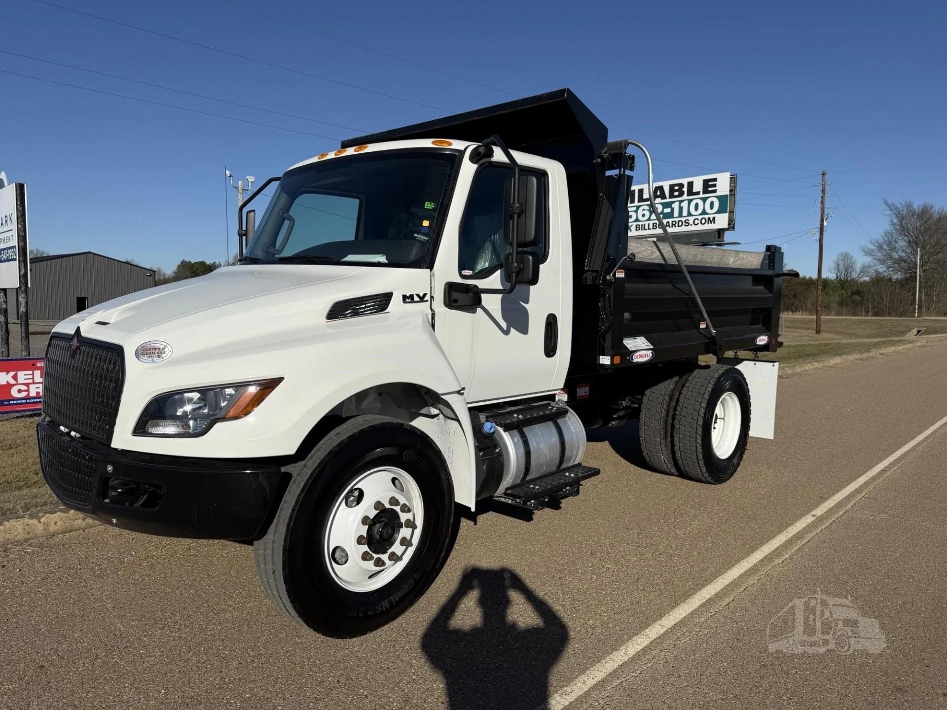 2025 International MV Dump Truck - image 1