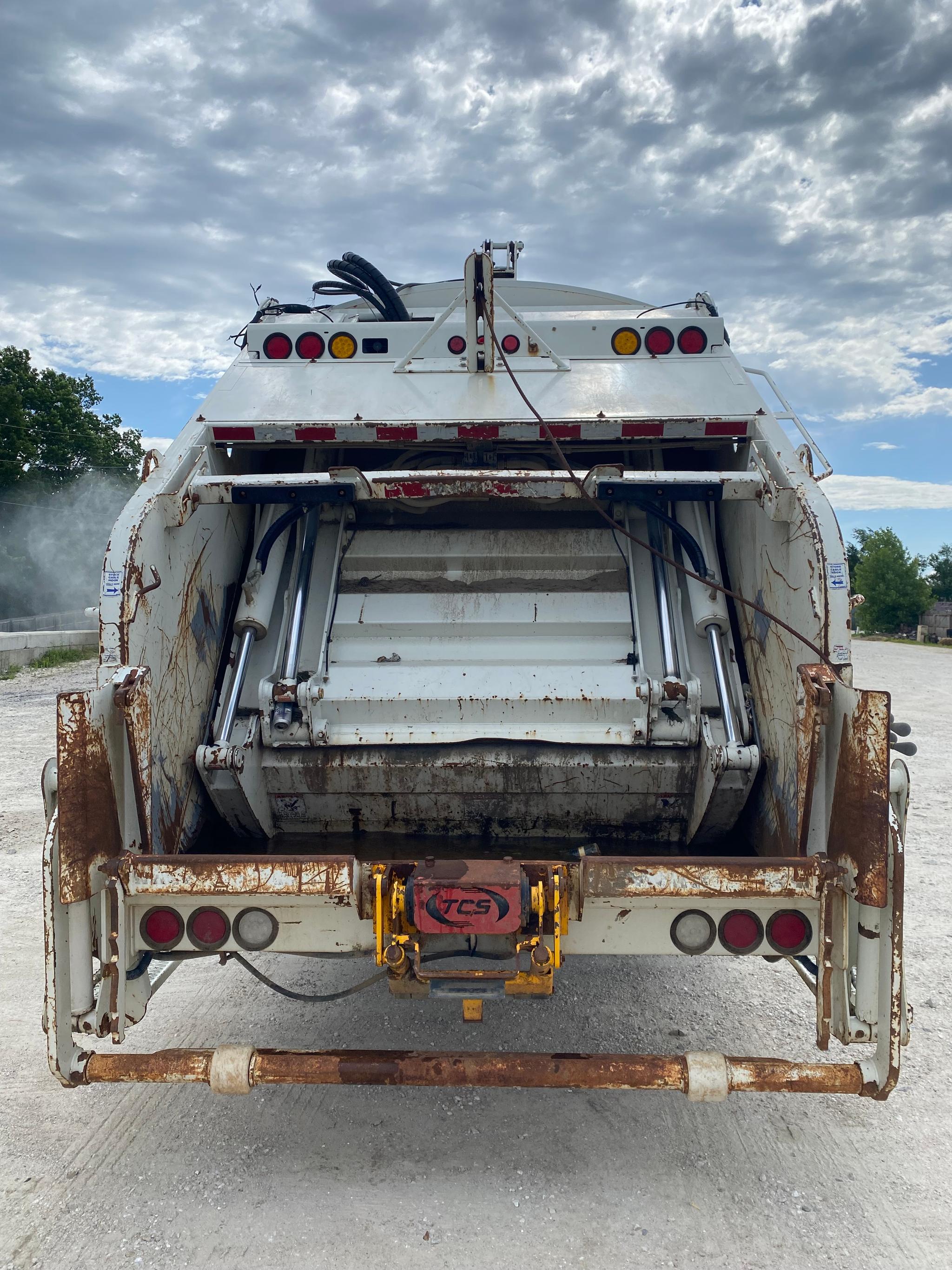 2018 Peterbilt Loadmaster Rear Loader - image 5