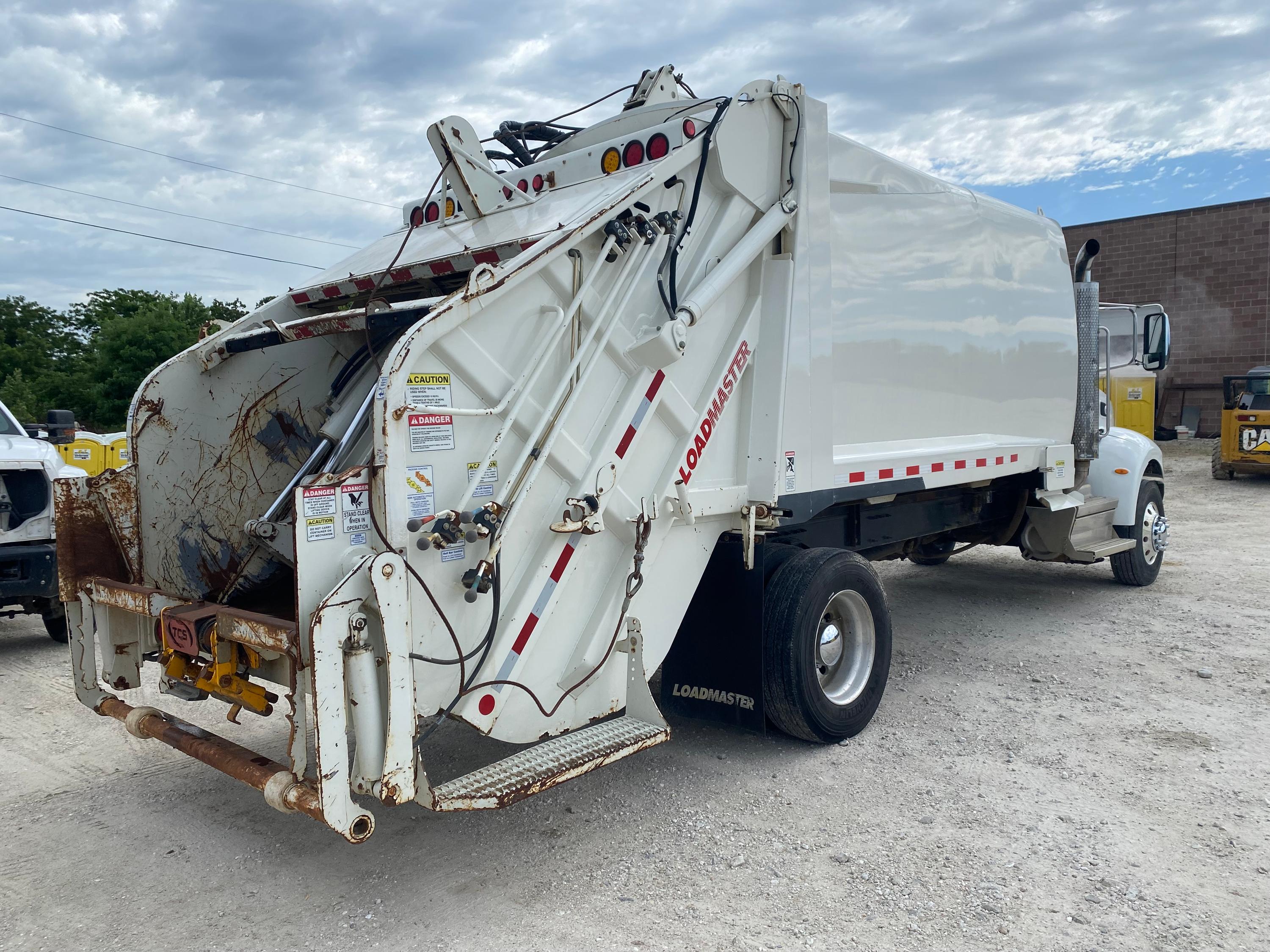 2018 Peterbilt Loadmaster Rear Loader - image 3