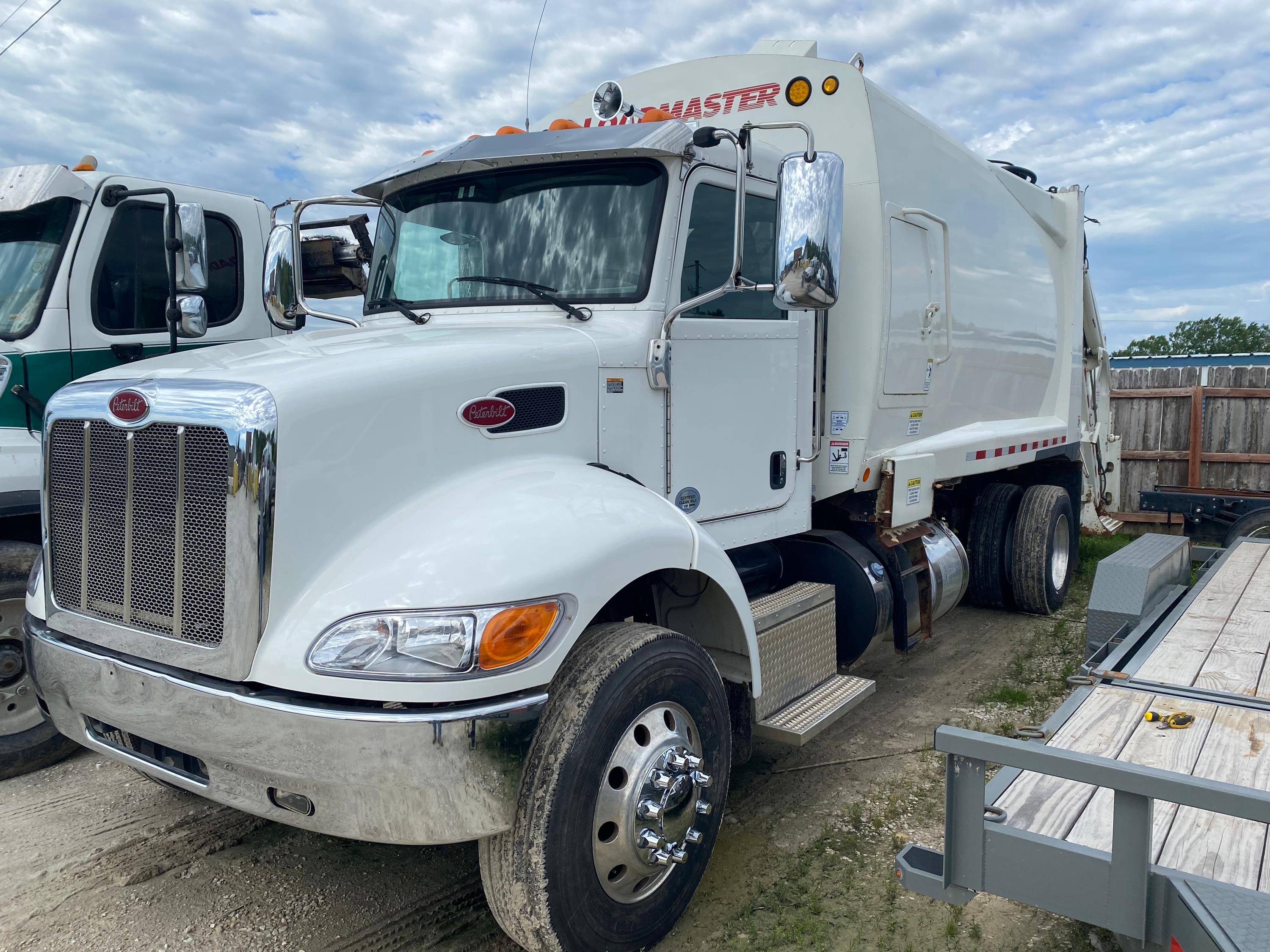 2018 Peterbilt Loadmaster Rear Loader - image 1