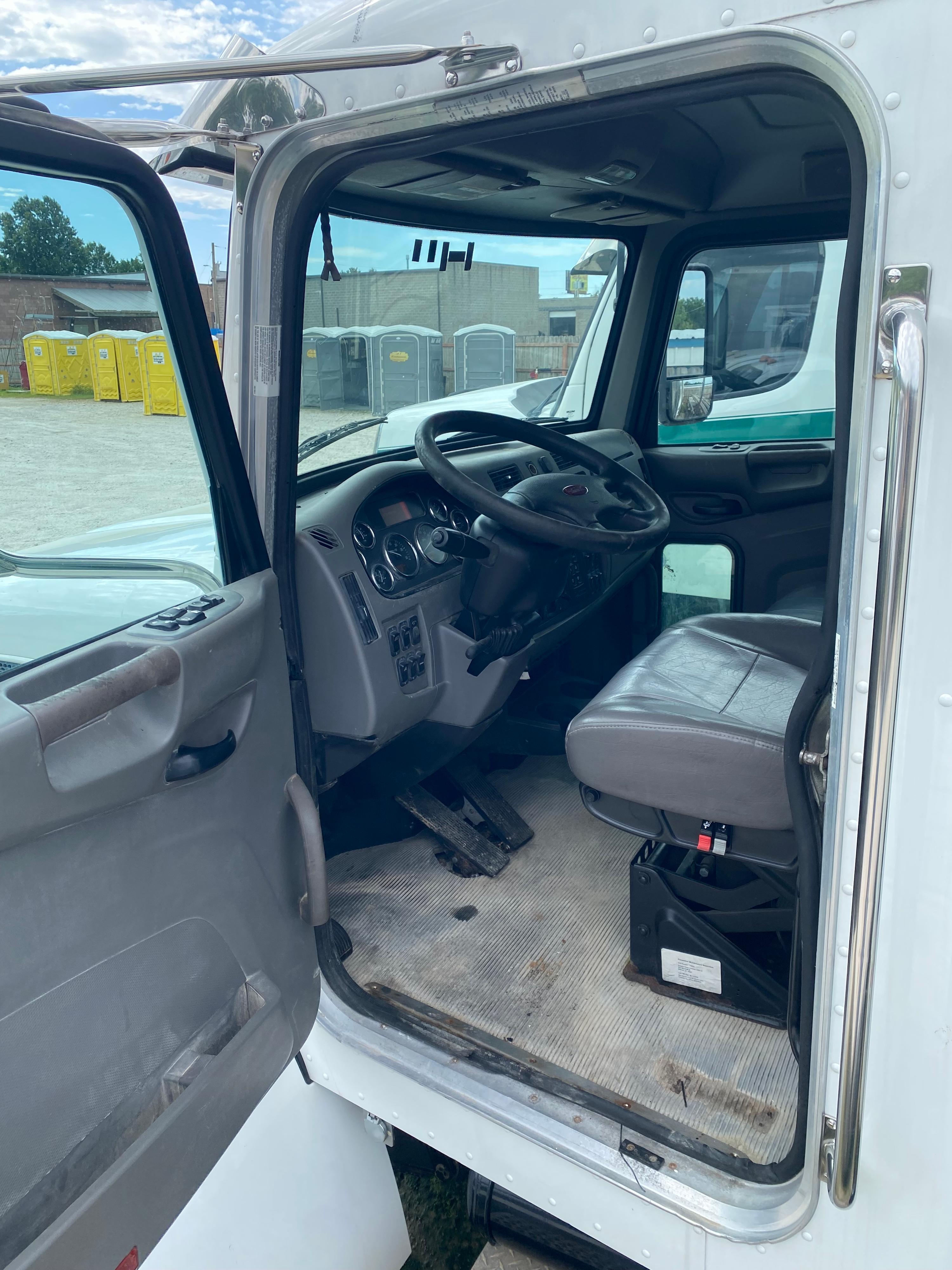 2018 Peterbilt Loadmaster Rear Loader - image 7