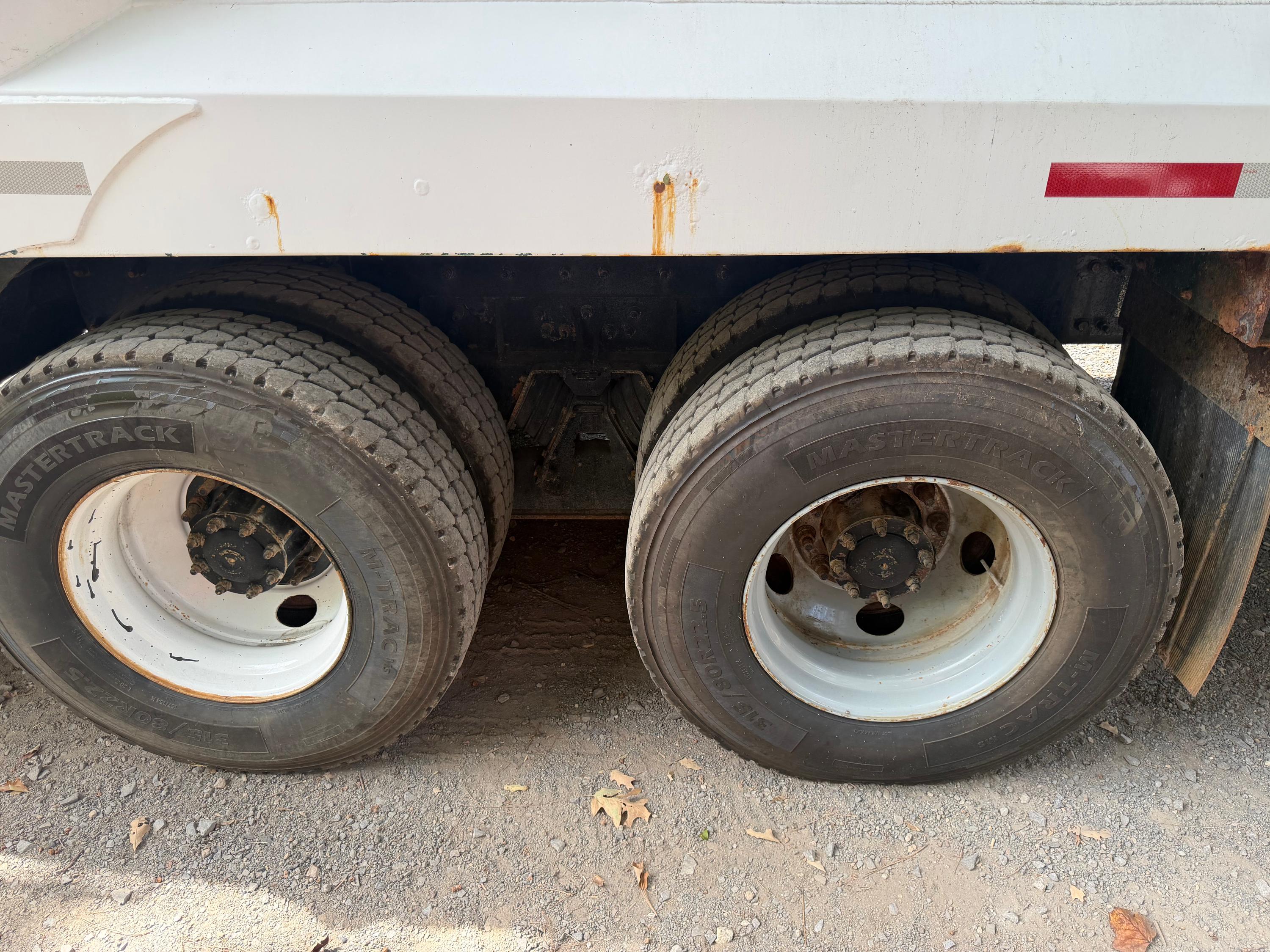 2007 Freightliner McNeilus Rear Loader - image 9