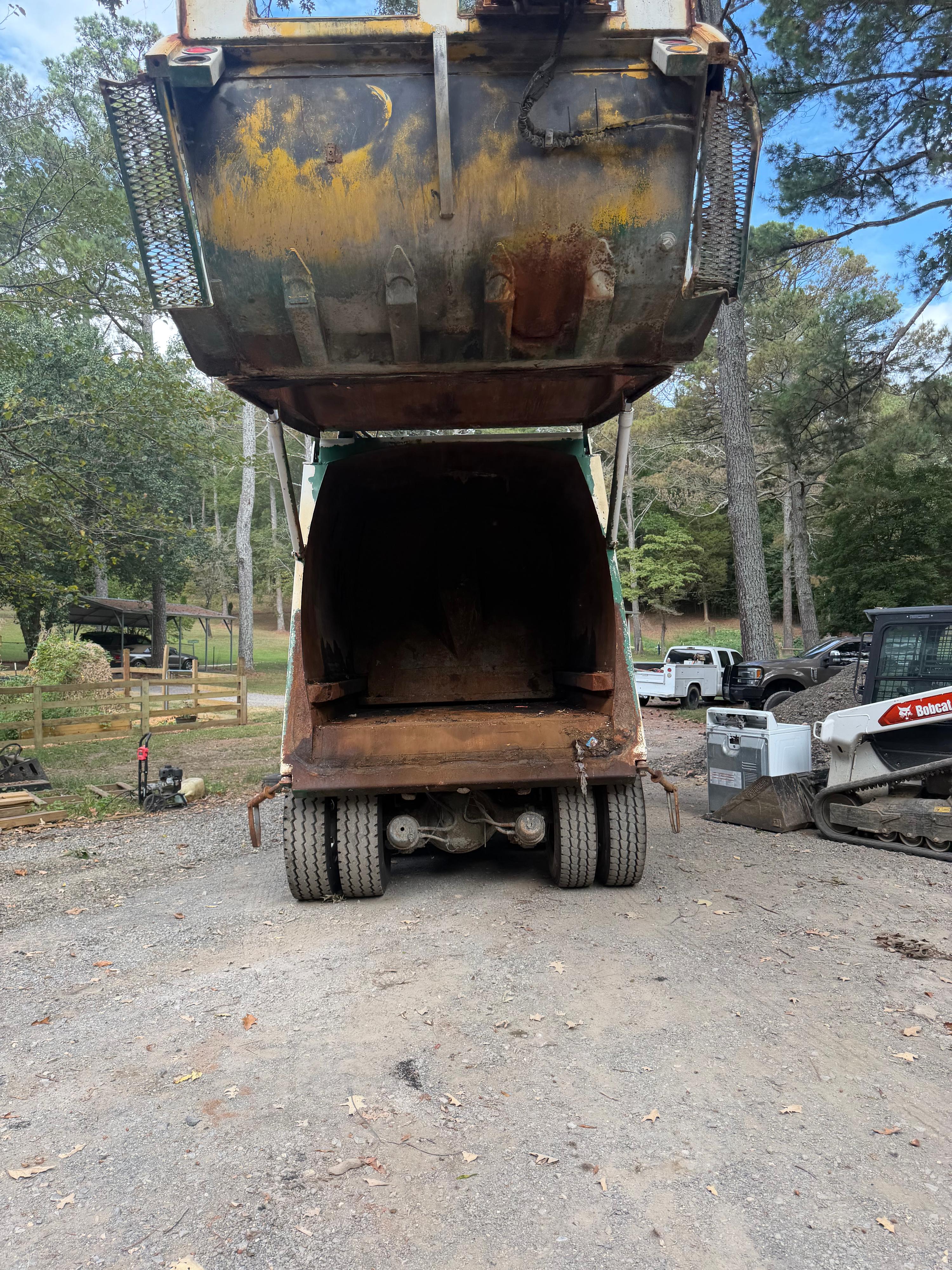 2007 Freightliner McNeilus Rear Loader - image 5