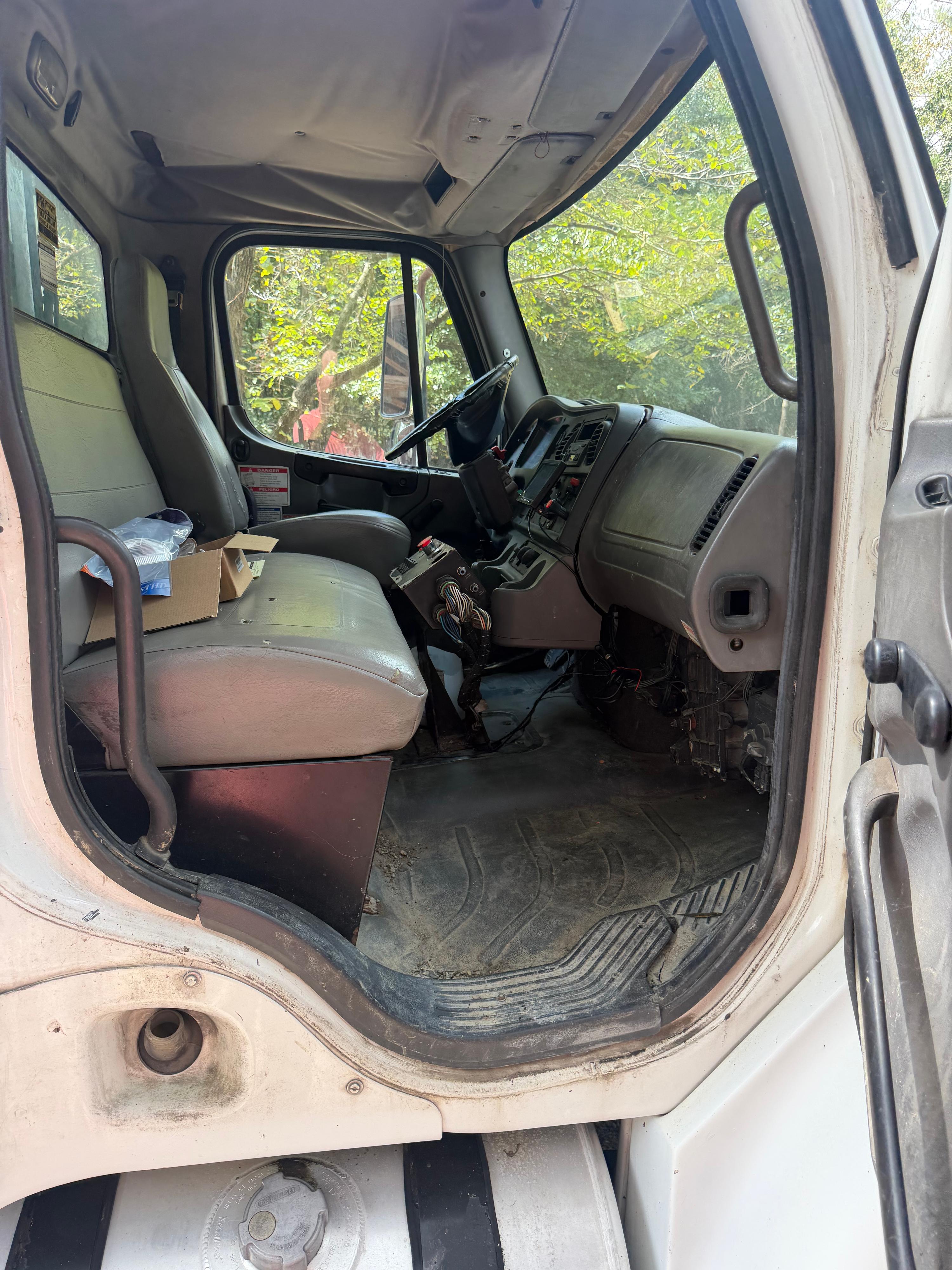 2007 Freightliner McNeilus Rear Loader - image 6