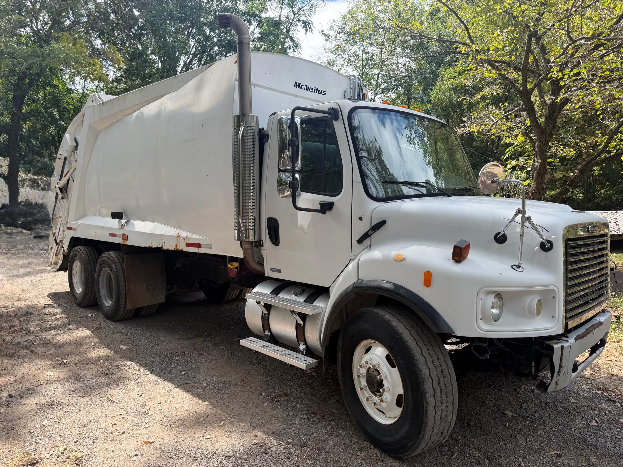 2007 Freightliner McNeilus Rear Loader - image 2