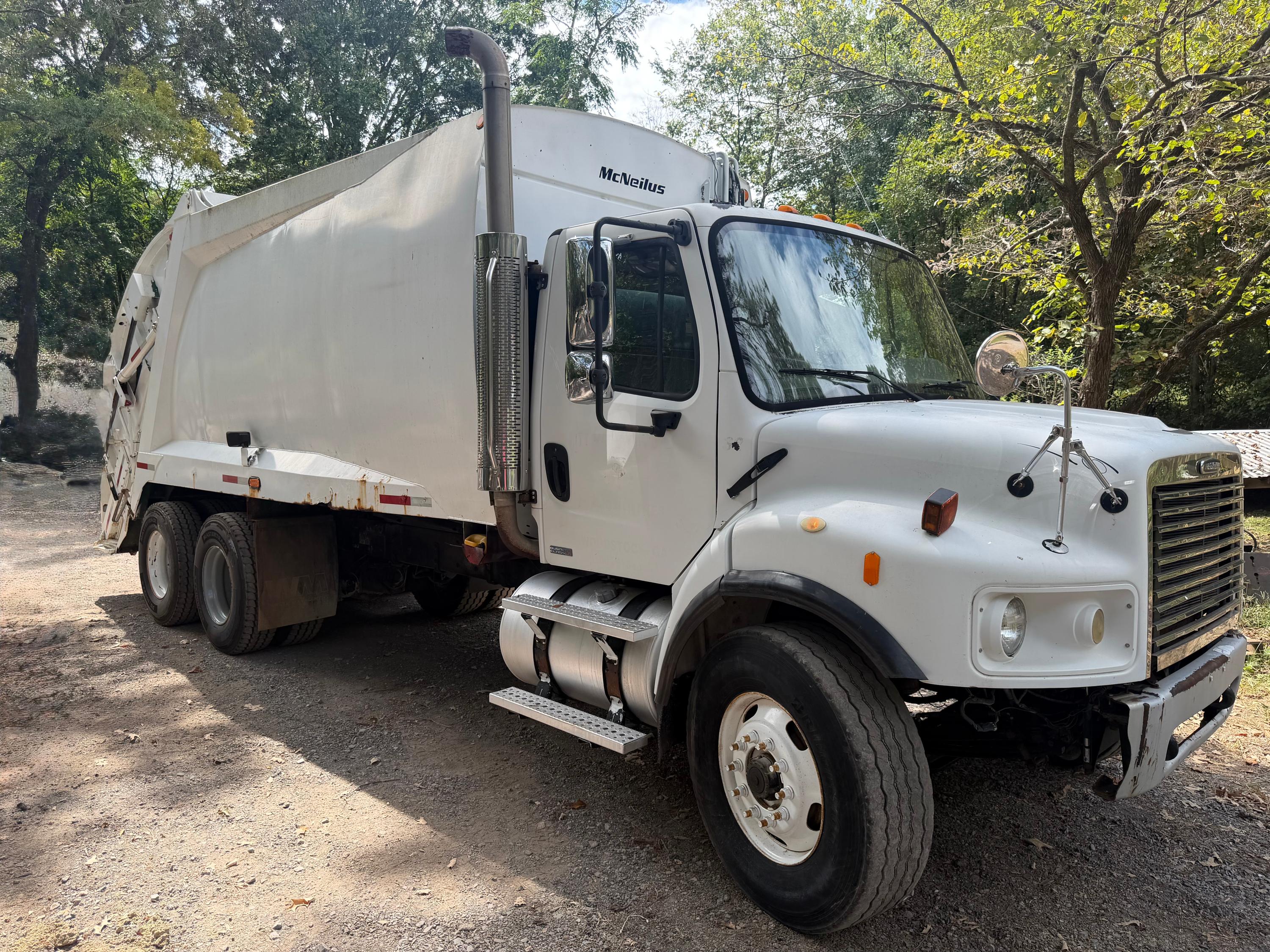 2007 Freightliner McNeilus Rear Loader - image 2
