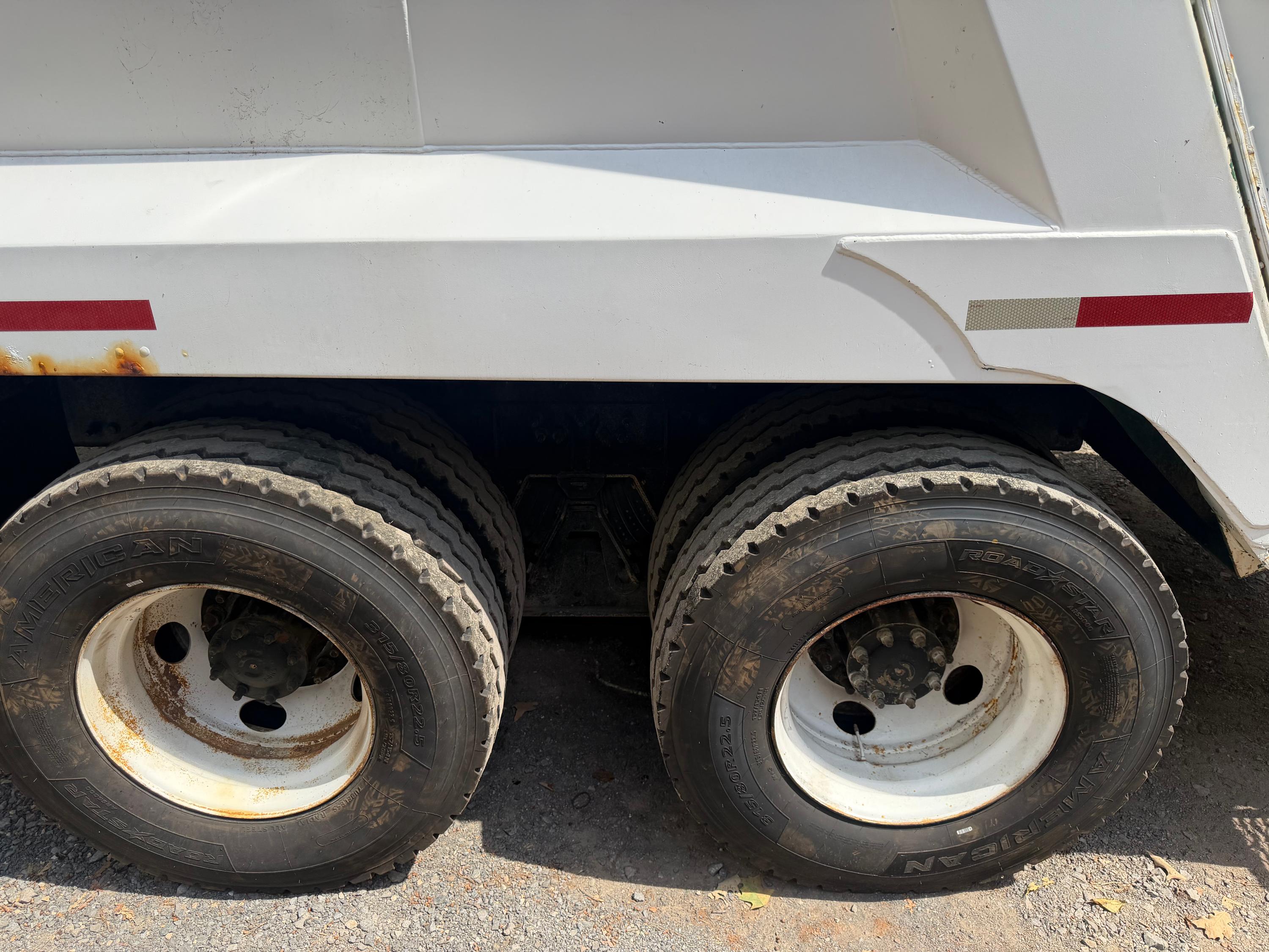 2007 Freightliner McNeilus Rear Loader - image 10