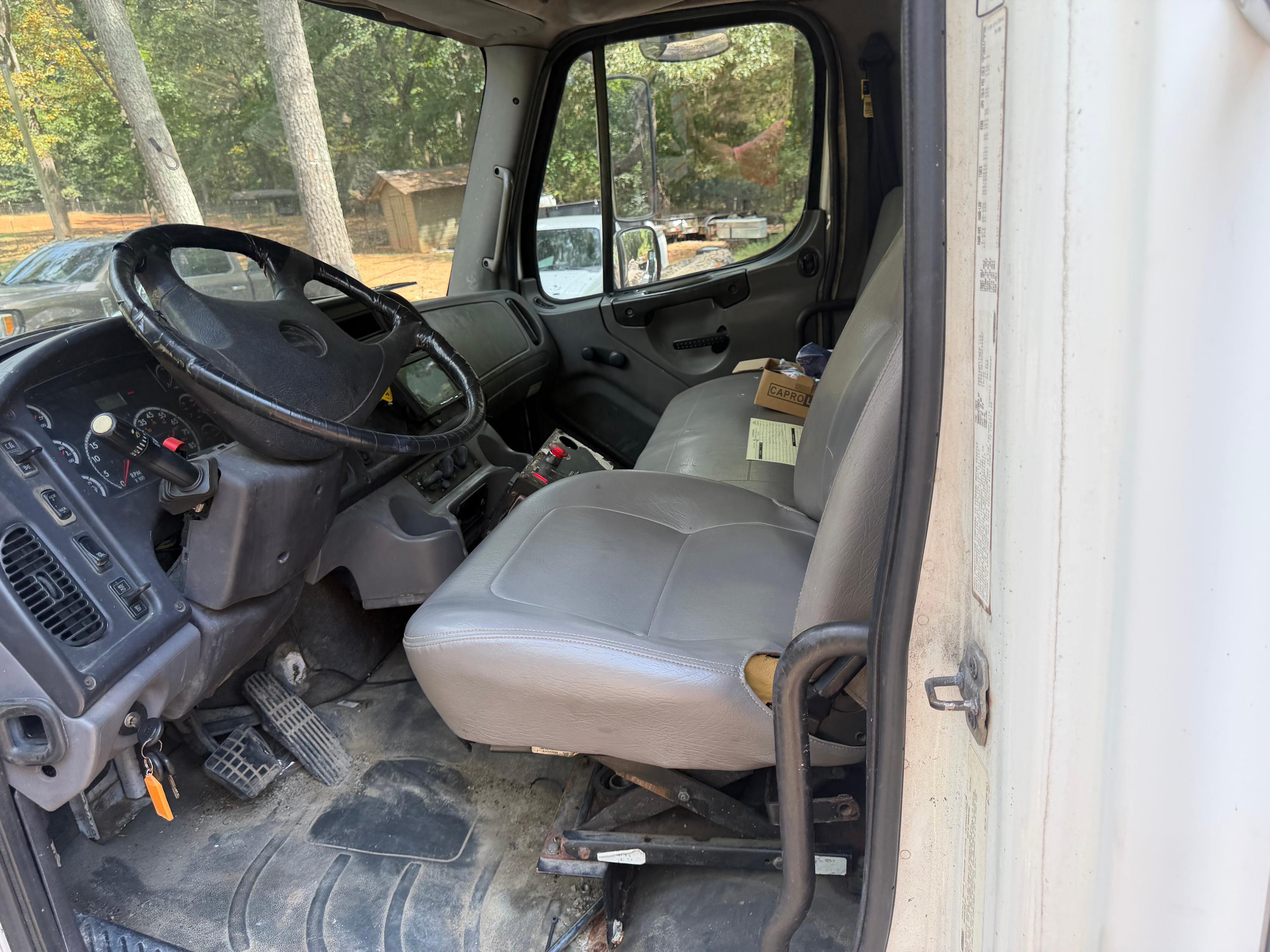 2007 Freightliner McNeilus Rear Loader - image 7