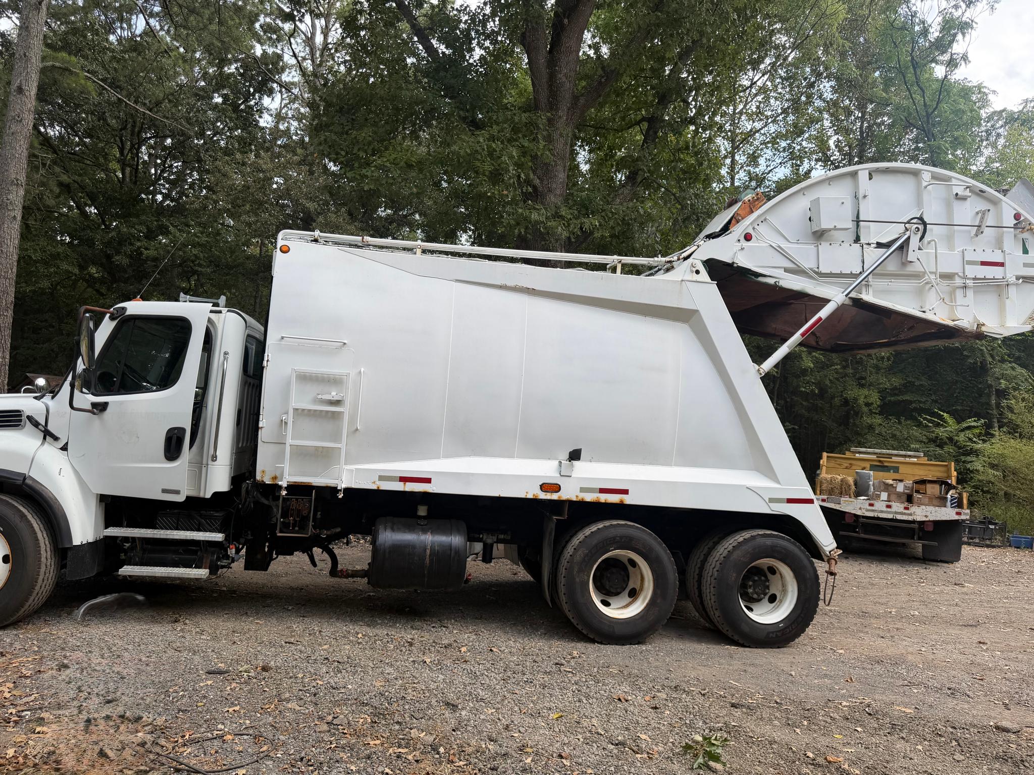 2007 Freightliner McNeilus Rear Loader - image 3