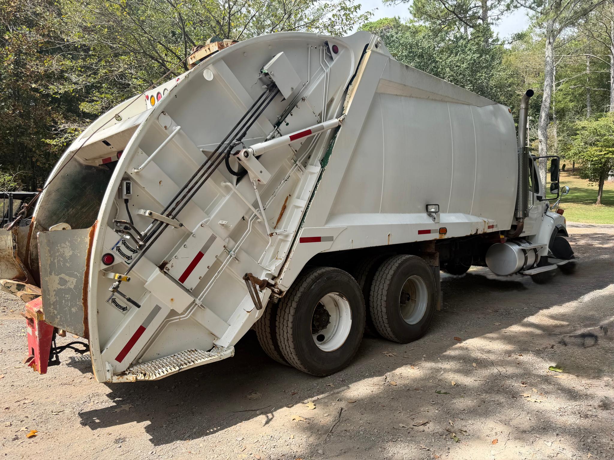2007 Freightliner McNeilus Rear Loader - image 4