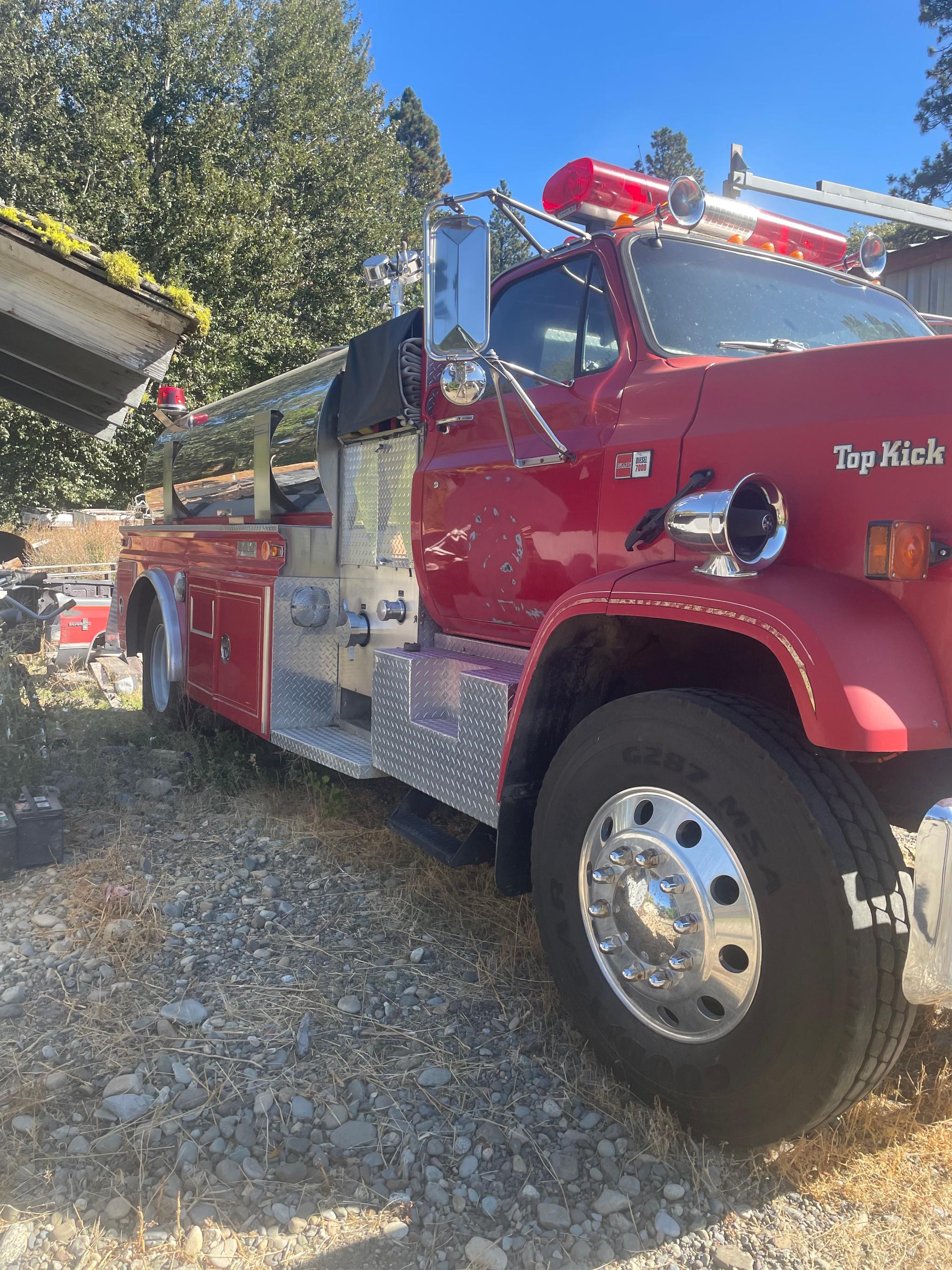 1988 4 Guys GMC Pumper Tanker - image 2