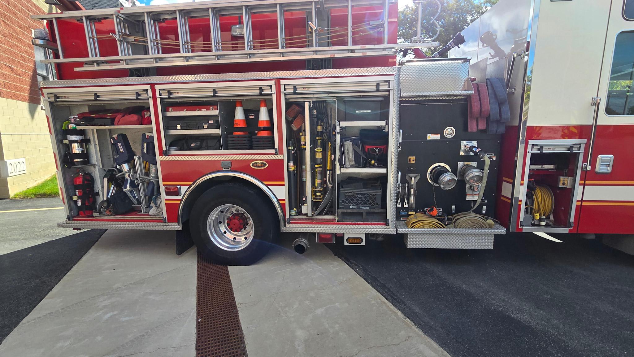 2005 KME Predator Pumper - image 8